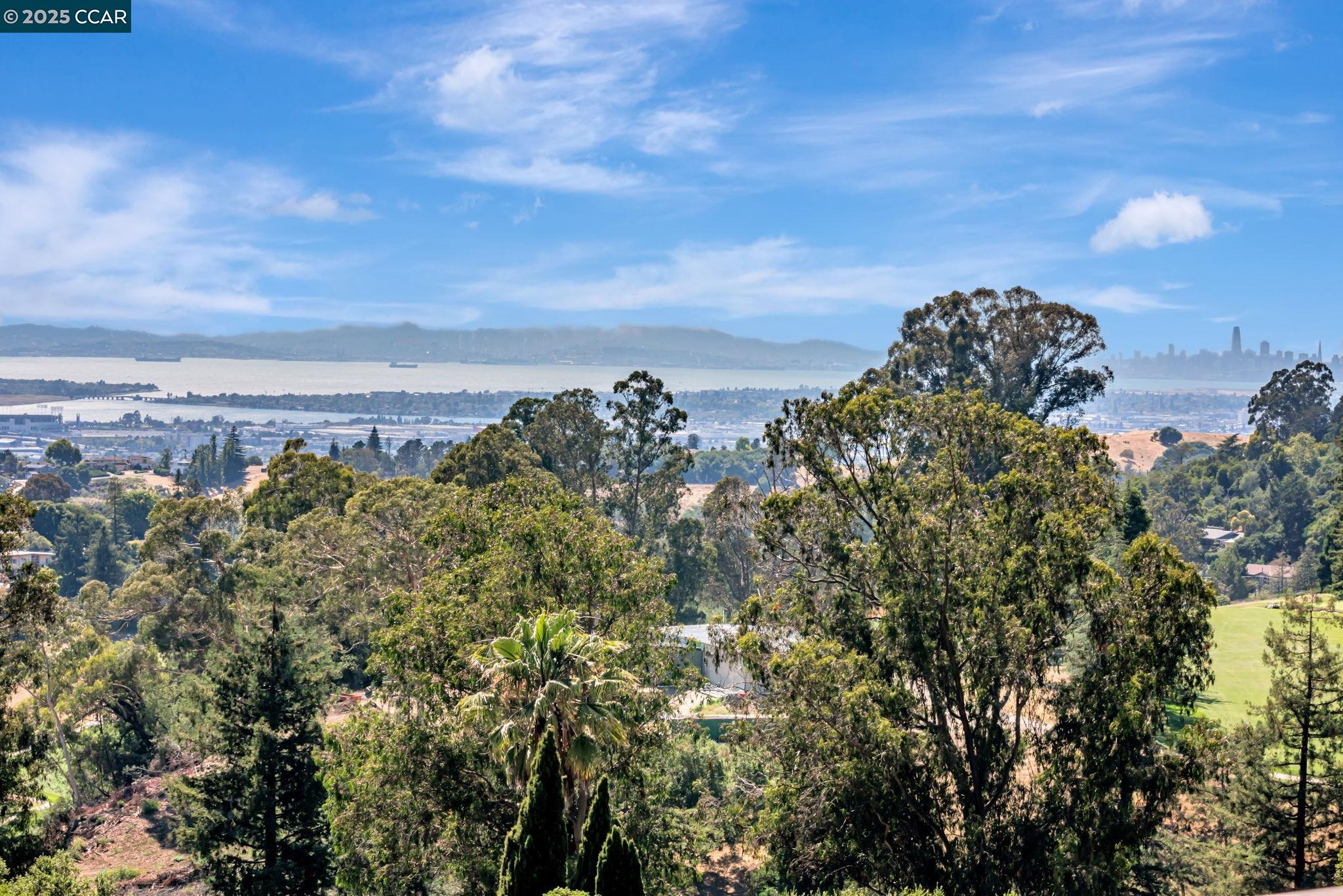 Detail Gallery Image 10 of 52 For 10540 Englewood Dr, Oakland,  CA 94605 - 3 Beds | 2 Baths