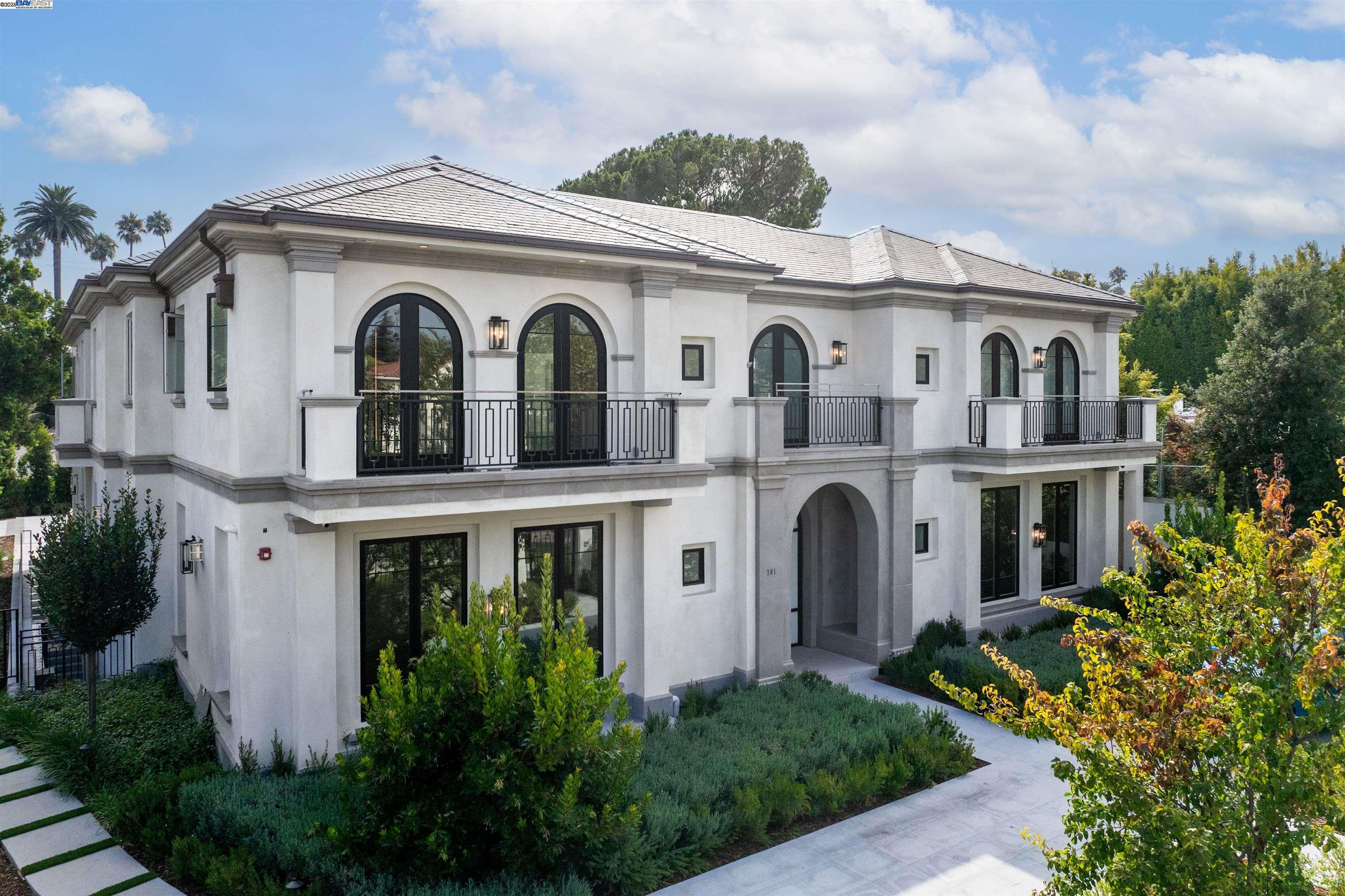 Detail Gallery Image 1 of 8 For 701 N Camden Dr, Beverly Hills,  CA 90210 - 6 Beds | 6/3 Baths