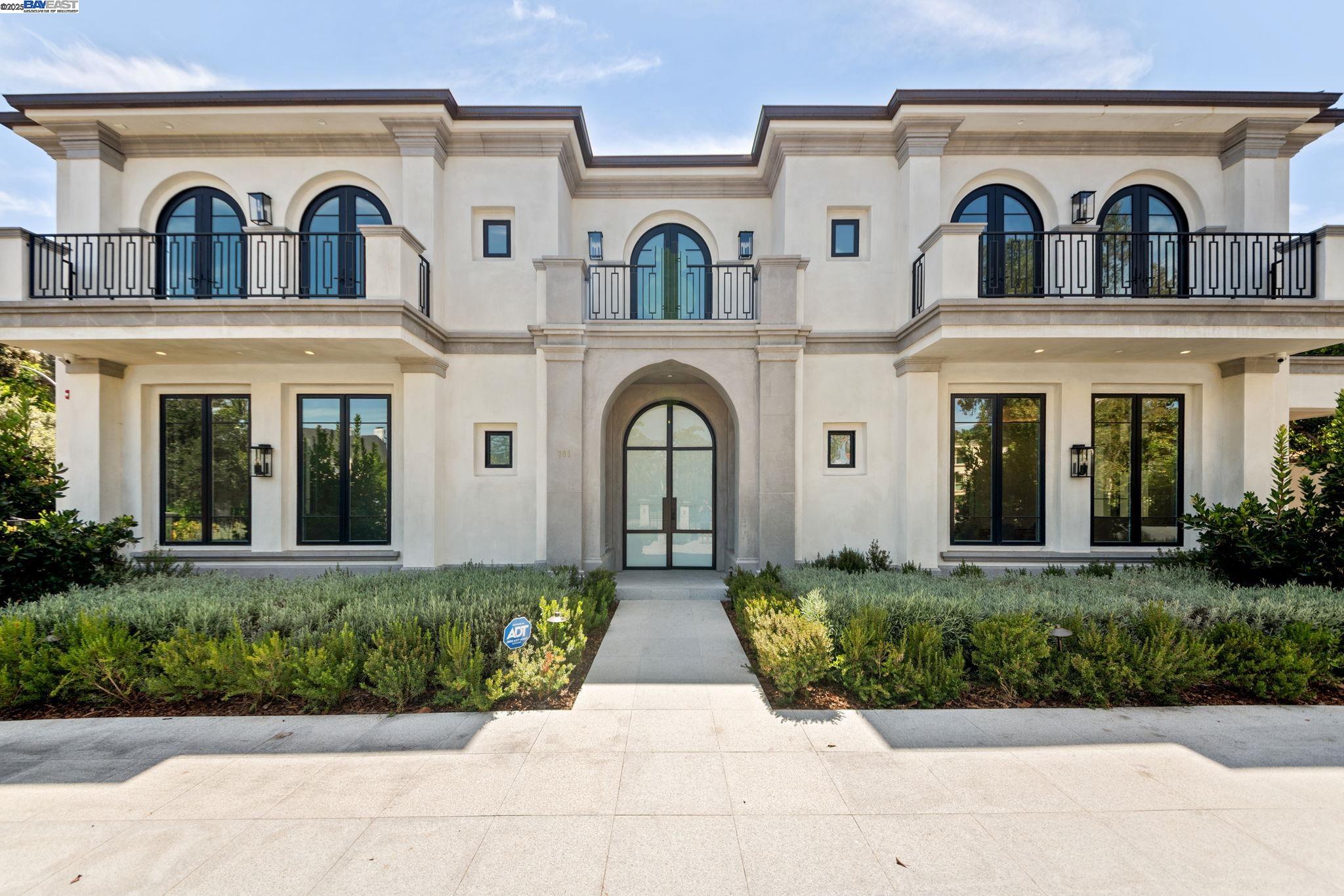 Detail Gallery Image 1 of 60 For 701 N Camden Dr, Beverly Hills,  CA 90210 - 6 Beds | 6/3 Baths
