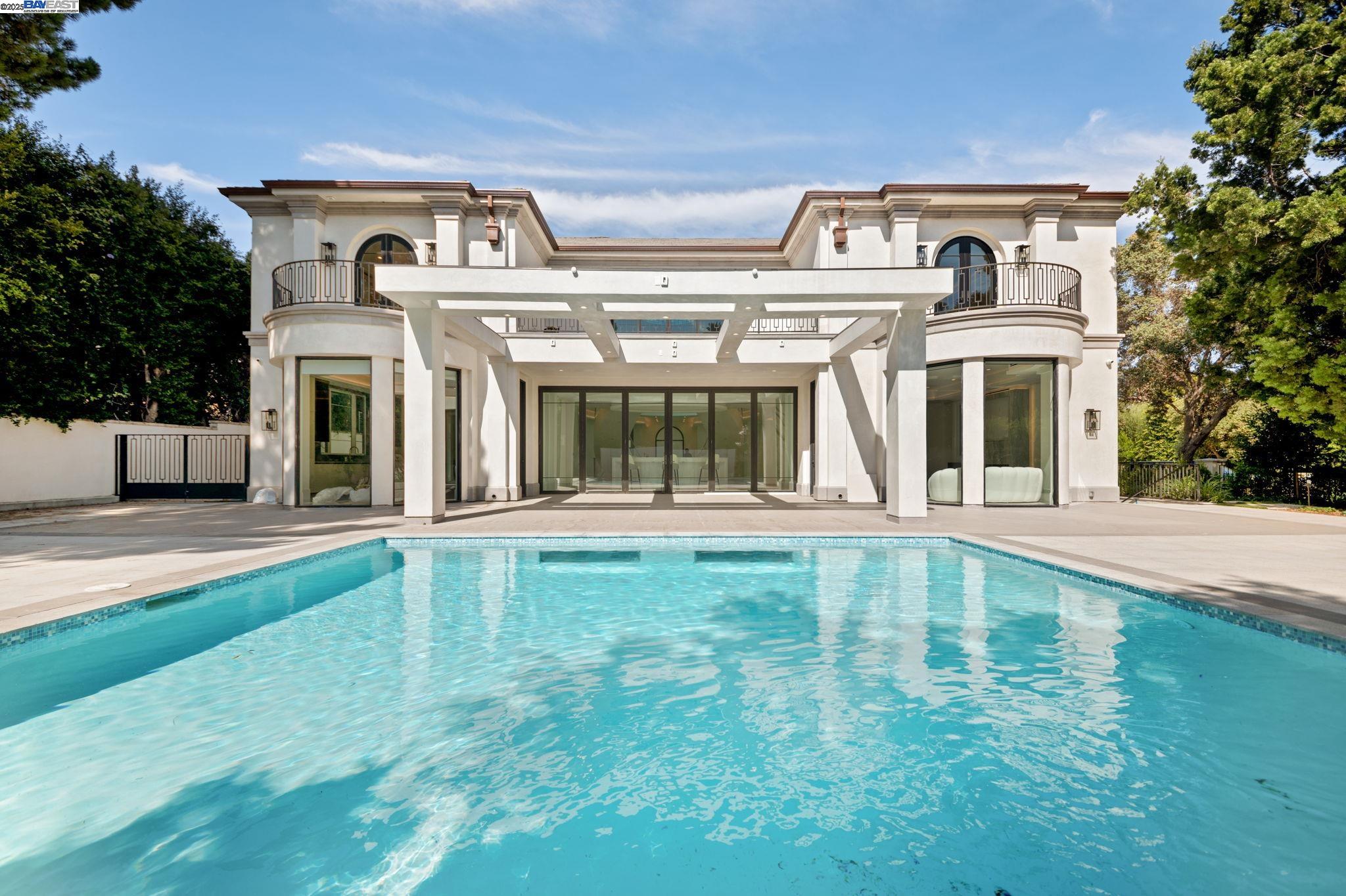 Detail Gallery Image 2 of 60 For 701 N Camden Dr, Beverly Hills,  CA 90210 - 6 Beds | 6/3 Baths