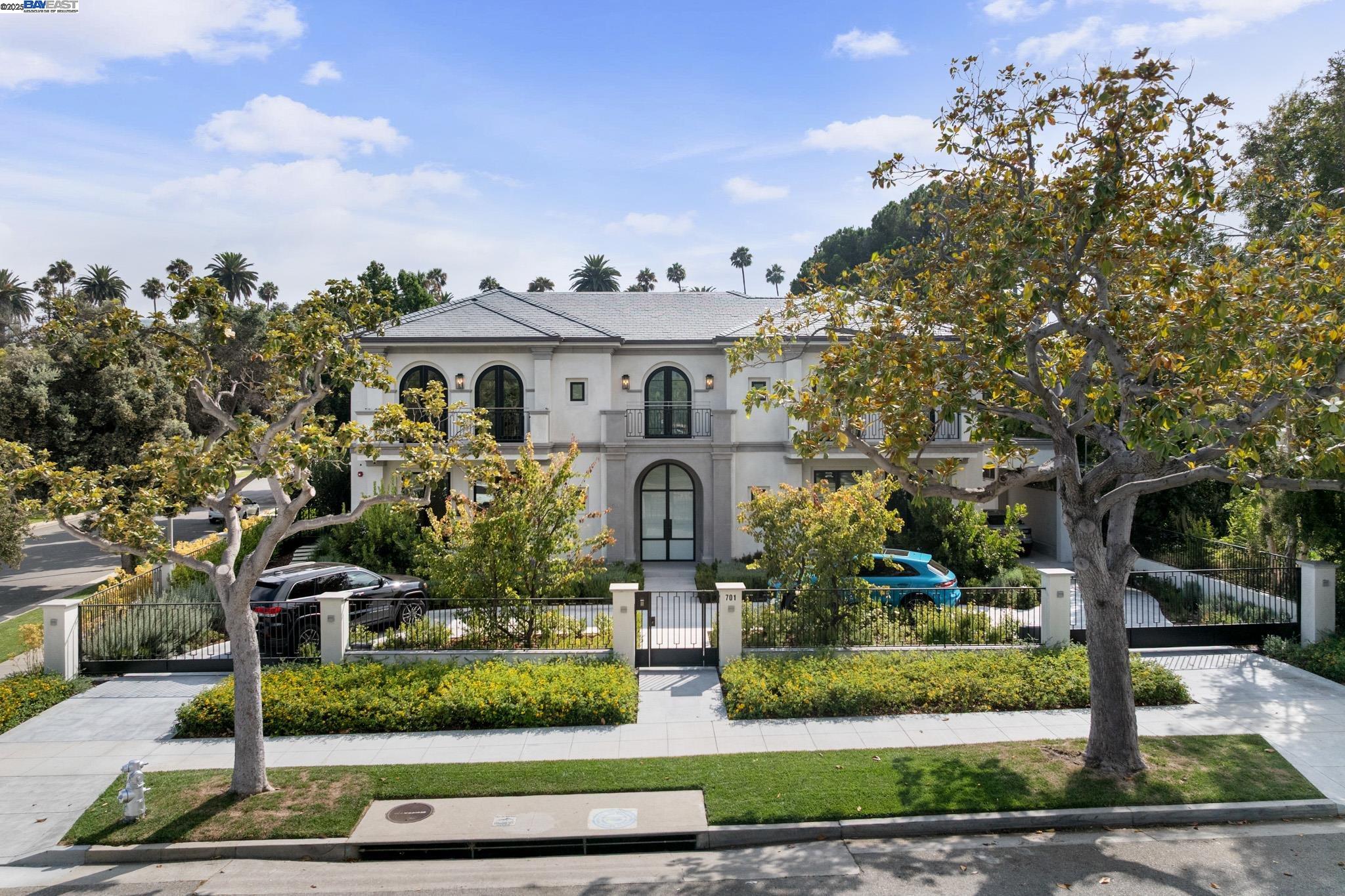 Detail Gallery Image 3 of 8 For 701 N Camden Dr, Beverly Hills,  CA 90210 - 6 Beds | 6/3 Baths