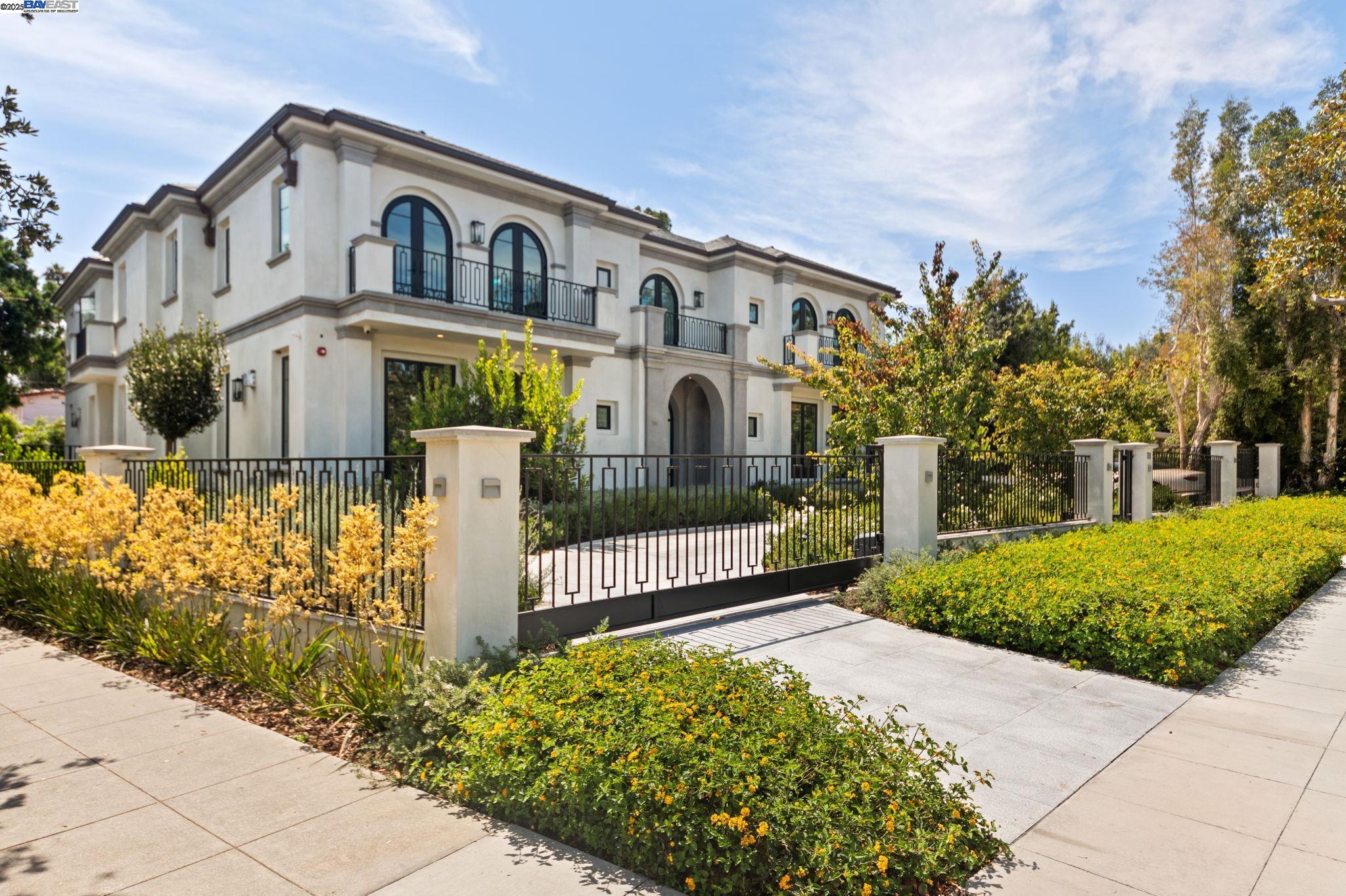 Detail Gallery Image 4 of 60 For 701 N Camden Dr, Beverly Hills,  CA 90210 - 6 Beds | 6/3 Baths