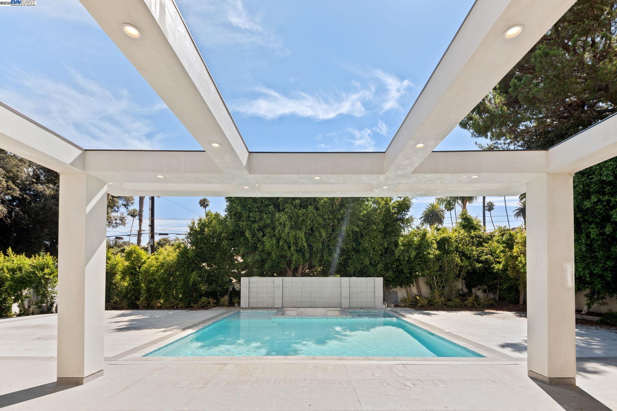 Detail Gallery Image 35 of 60 For 701 N Camden Dr, Beverly Hills,  CA 90210 - 6 Beds | 6/3 Baths