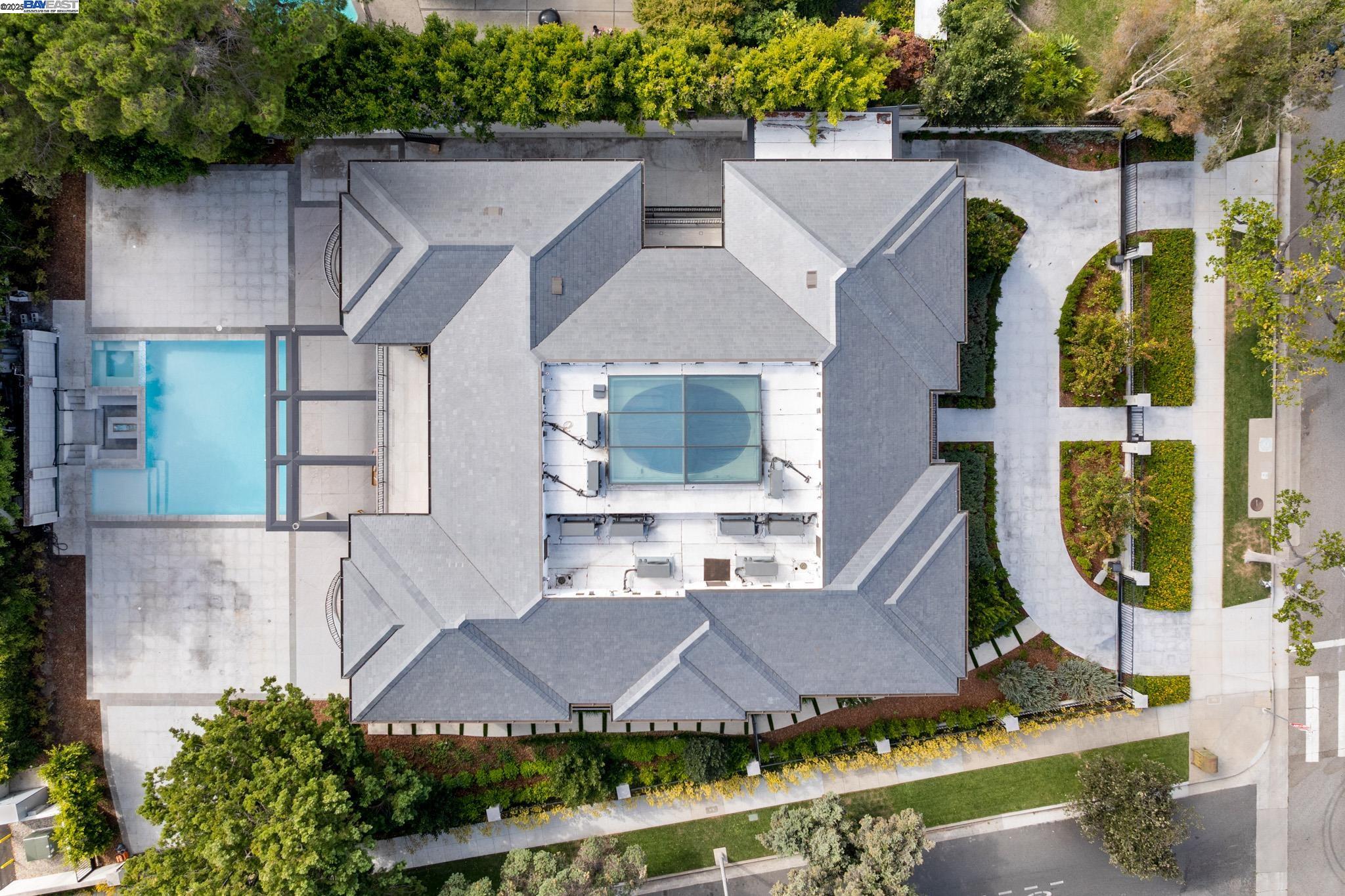 Detail Gallery Image 5 of 8 For 701 N Camden Dr, Beverly Hills,  CA 90210 - 6 Beds | 6/3 Baths