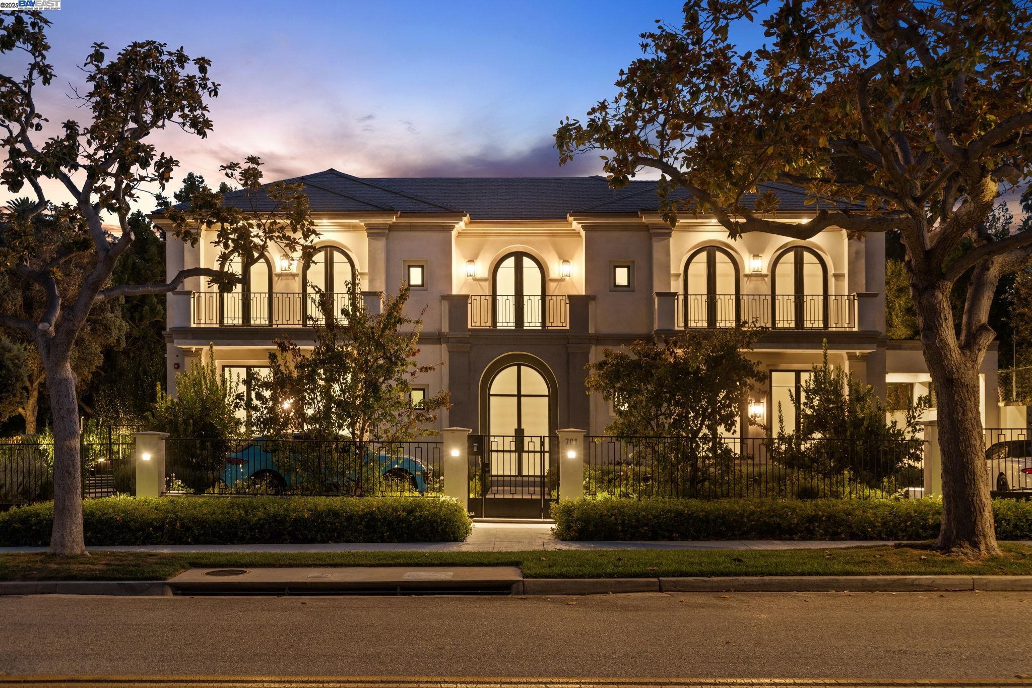 Detail Gallery Image 50 of 60 For 701 N Camden Dr, Beverly Hills,  CA 90210 - 6 Beds | 6/3 Baths