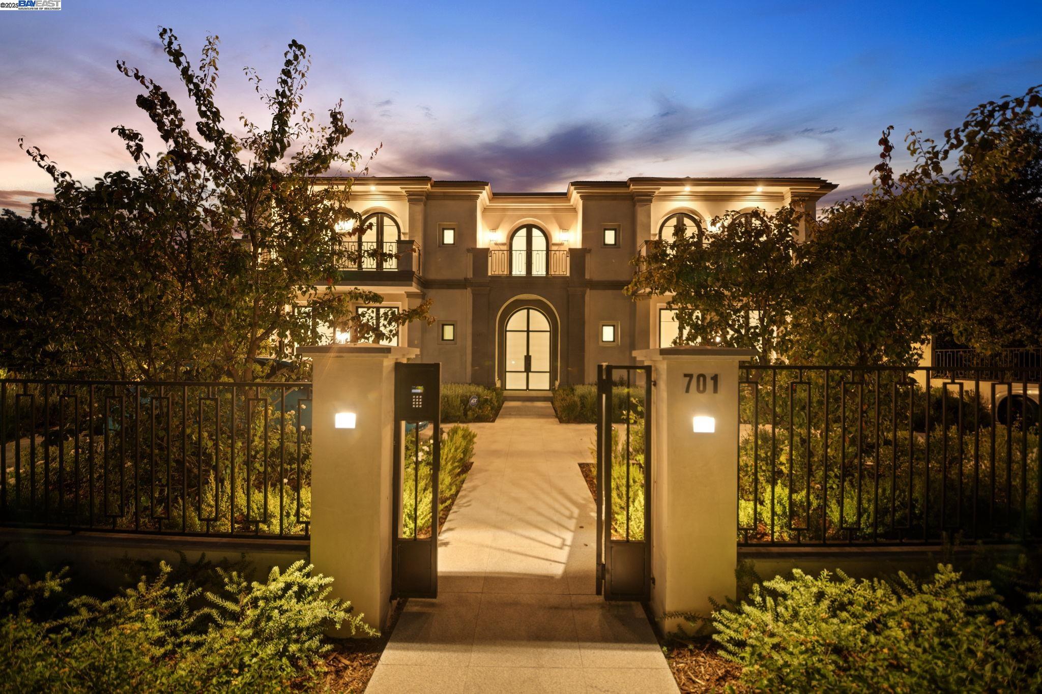 Detail Gallery Image 51 of 60 For 701 N Camden Dr, Beverly Hills,  CA 90210 - 6 Beds | 6/3 Baths