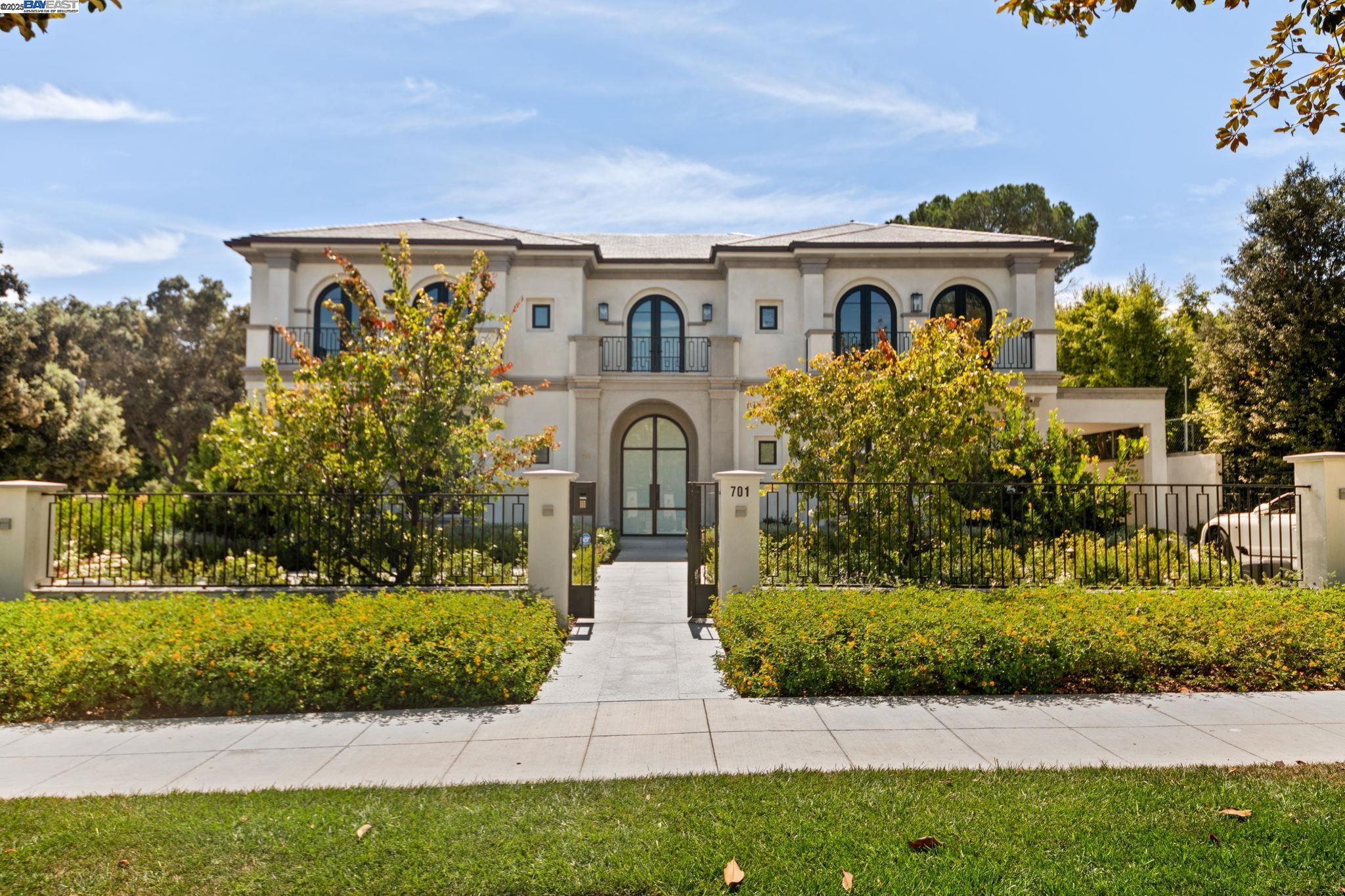 Detail Gallery Image 57 of 60 For 701 N Camden Dr, Beverly Hills,  CA 90210 - 6 Beds | 6/3 Baths