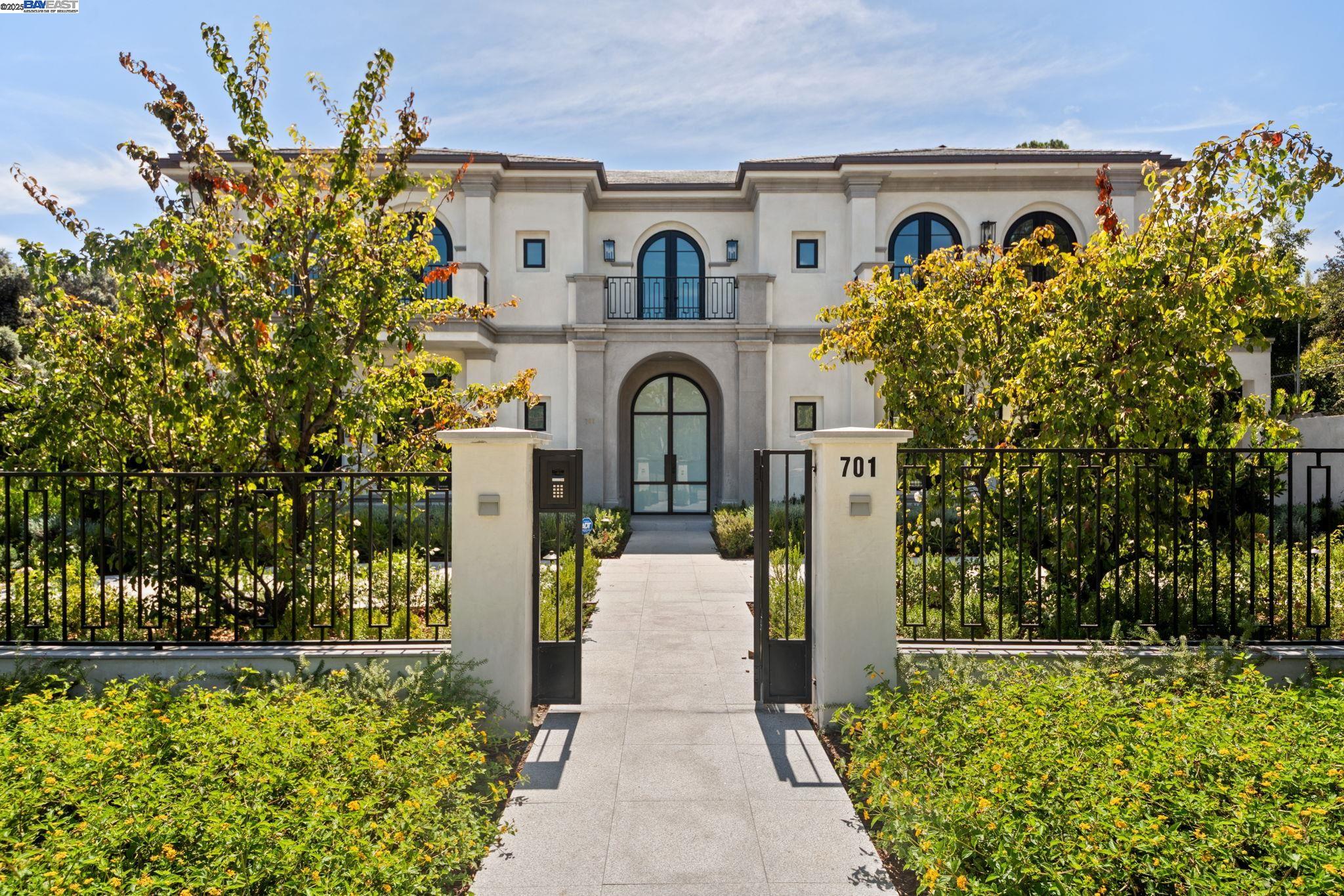 Detail Gallery Image 60 of 60 For 701 N Camden Dr, Beverly Hills,  CA 90210 - 6 Beds | 6/3 Baths