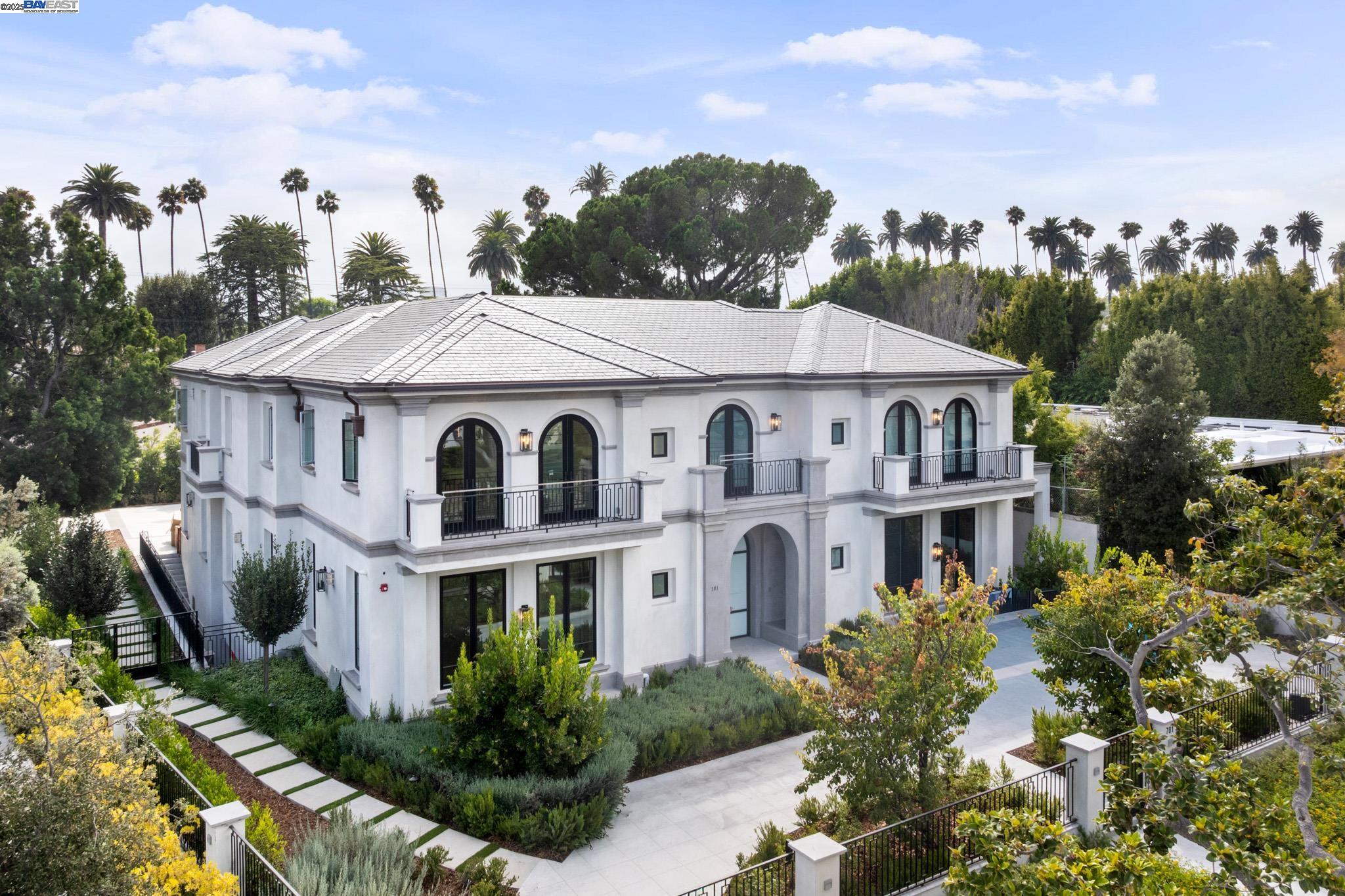 Detail Gallery Image 7 of 8 For 701 N Camden Dr, Beverly Hills,  CA 90210 - 6 Beds | 6/3 Baths