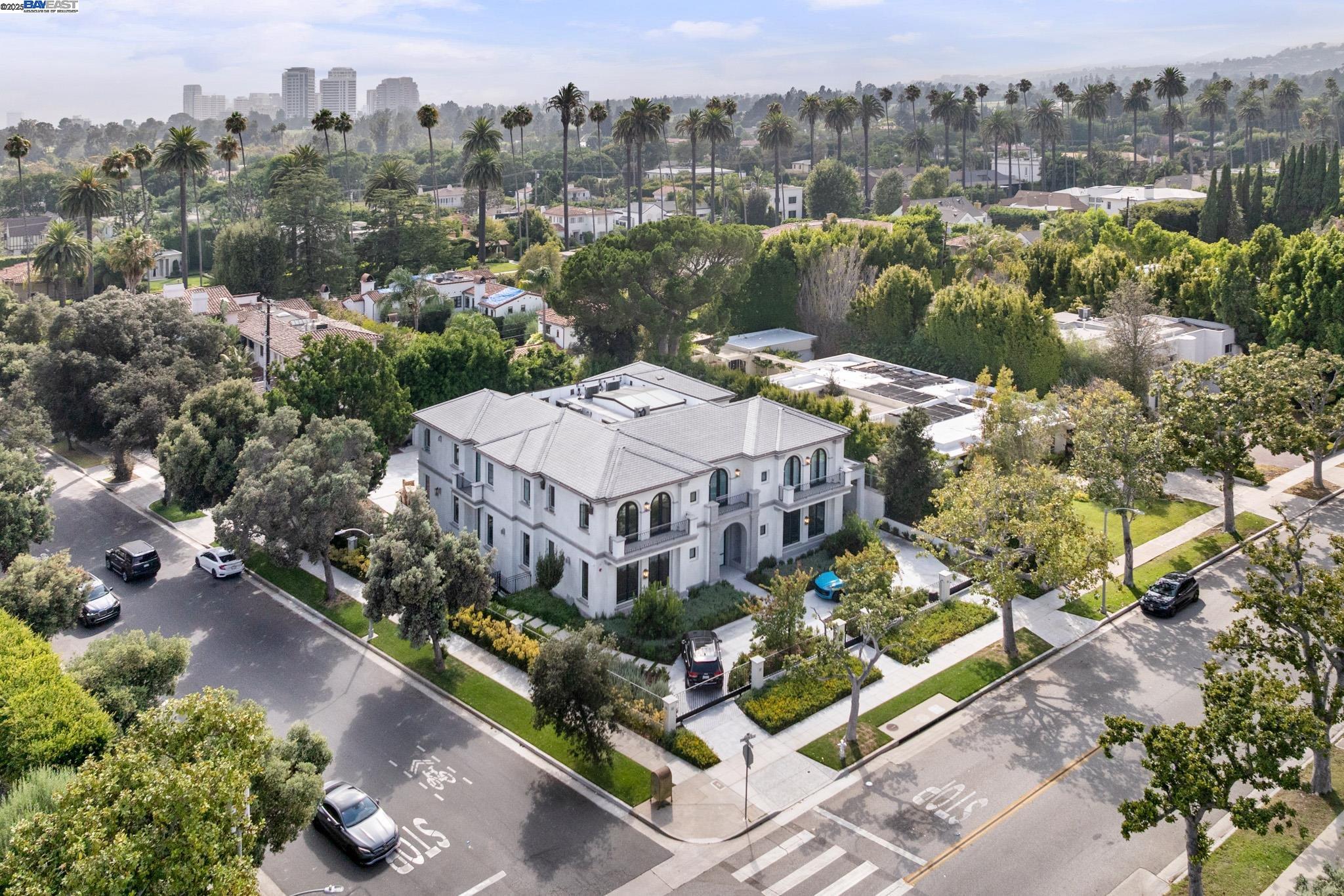 Detail Gallery Image 8 of 8 For 701 N Camden Dr, Beverly Hills,  CA 90210 - 6 Beds | 6/3 Baths