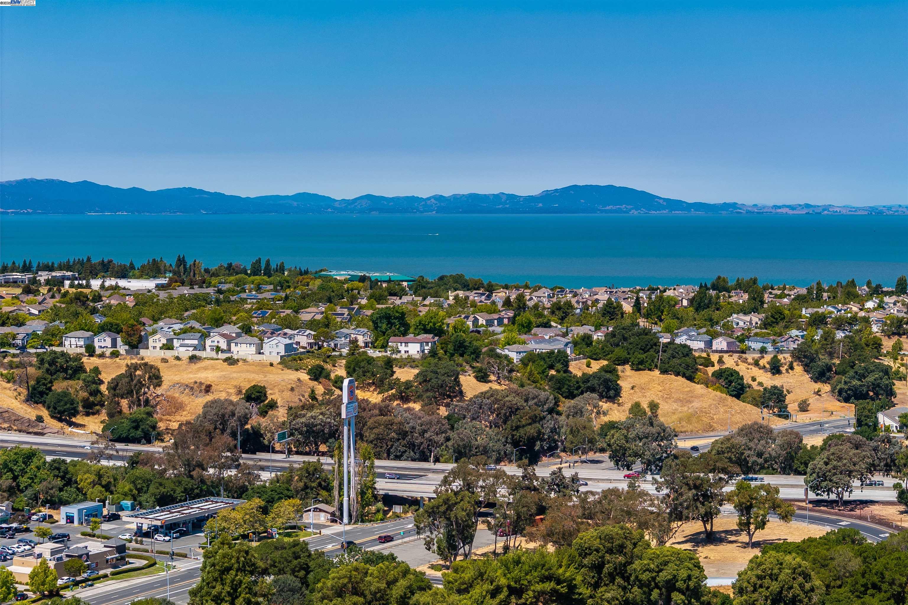 Detail Gallery Image 11 of 45 For 943 Coral Ridge Cir, Rodeo,  CA 94572 - 3 Beds | 2 Baths