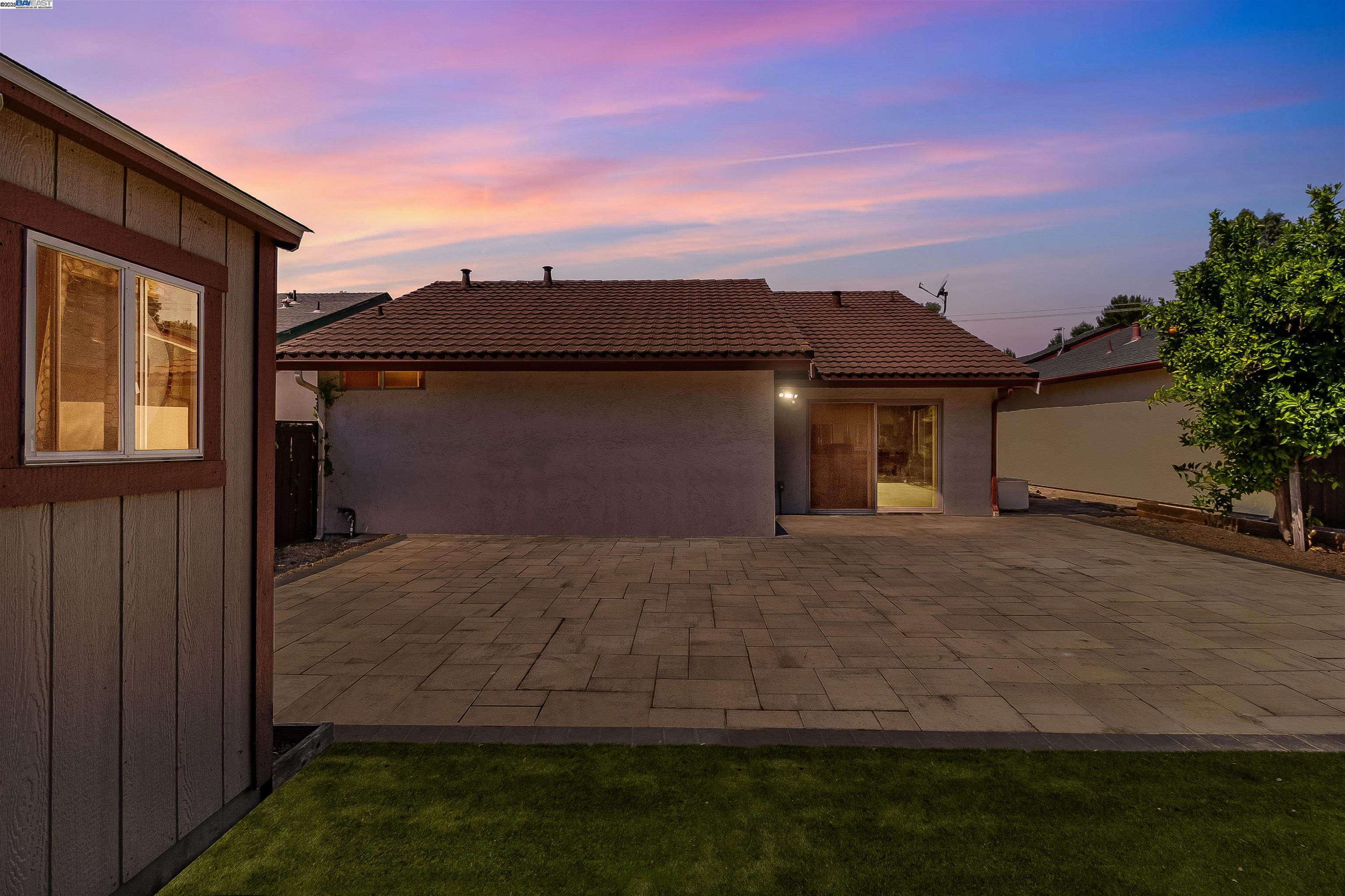 Detail Gallery Image 3 of 45 For 943 Coral Ridge Cir, Rodeo,  CA 94572 - 3 Beds | 2 Baths