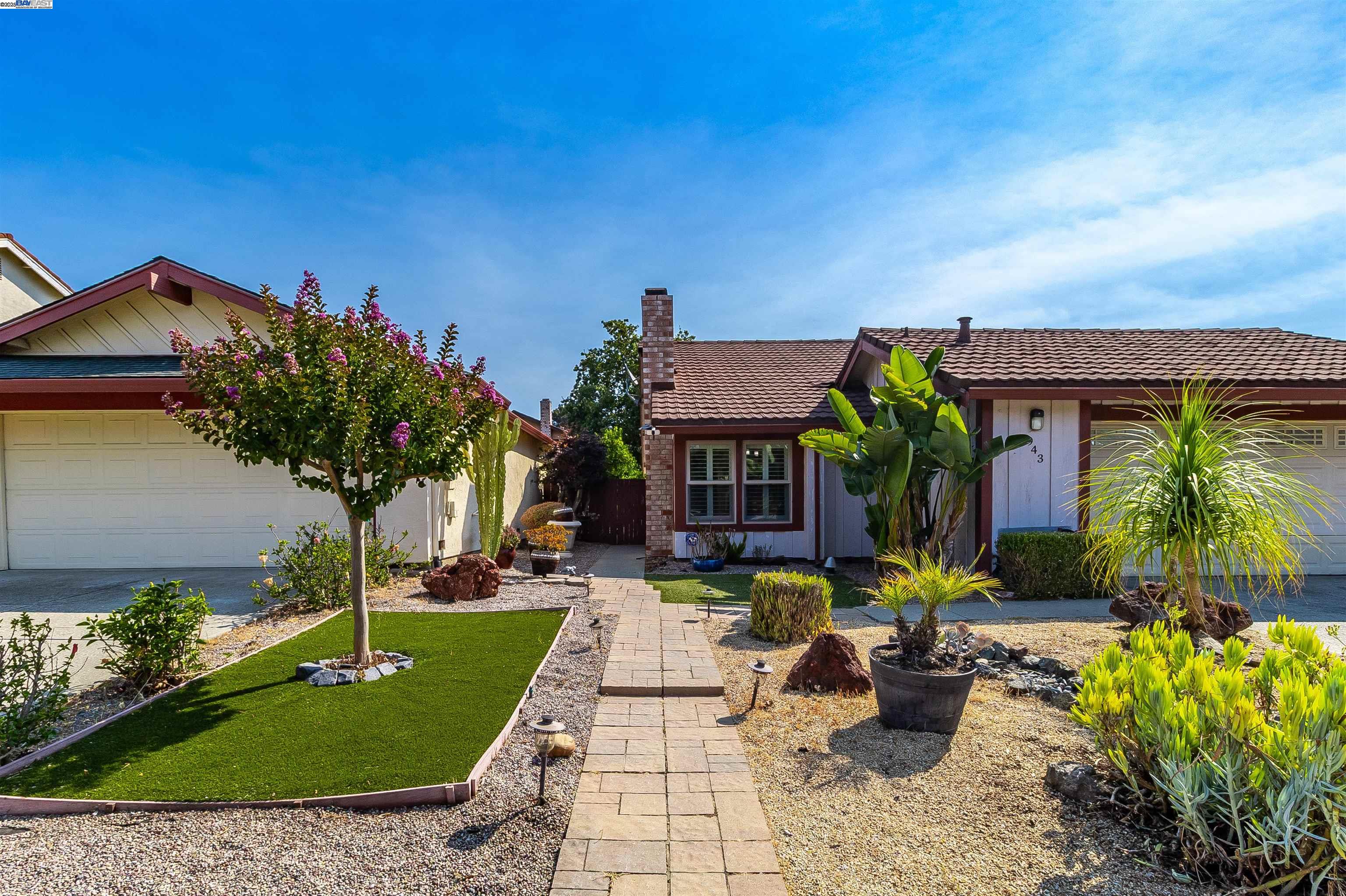Detail Gallery Image 4 of 45 For 943 Coral Ridge Cir, Rodeo,  CA 94572 - 3 Beds | 2 Baths