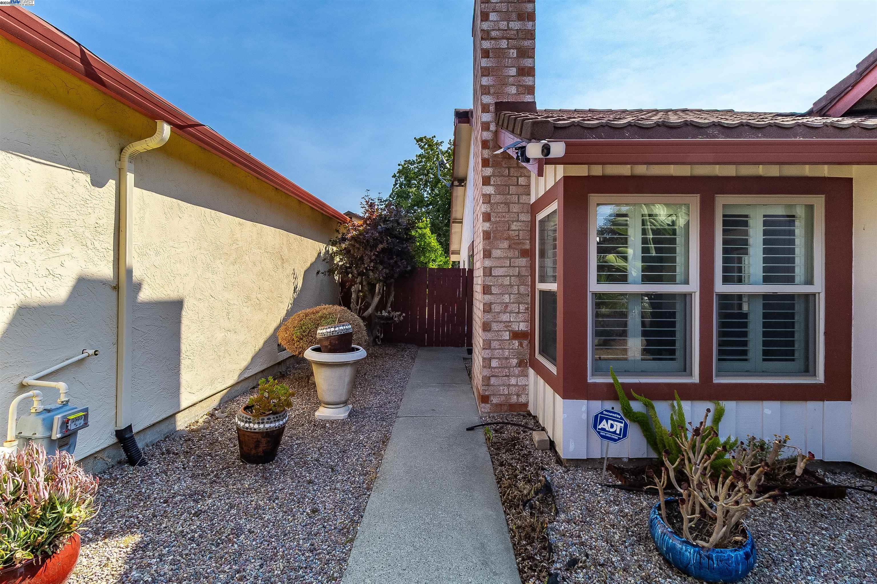 Detail Gallery Image 6 of 45 For 943 Coral Ridge Cir, Rodeo,  CA 94572 - 3 Beds | 2 Baths