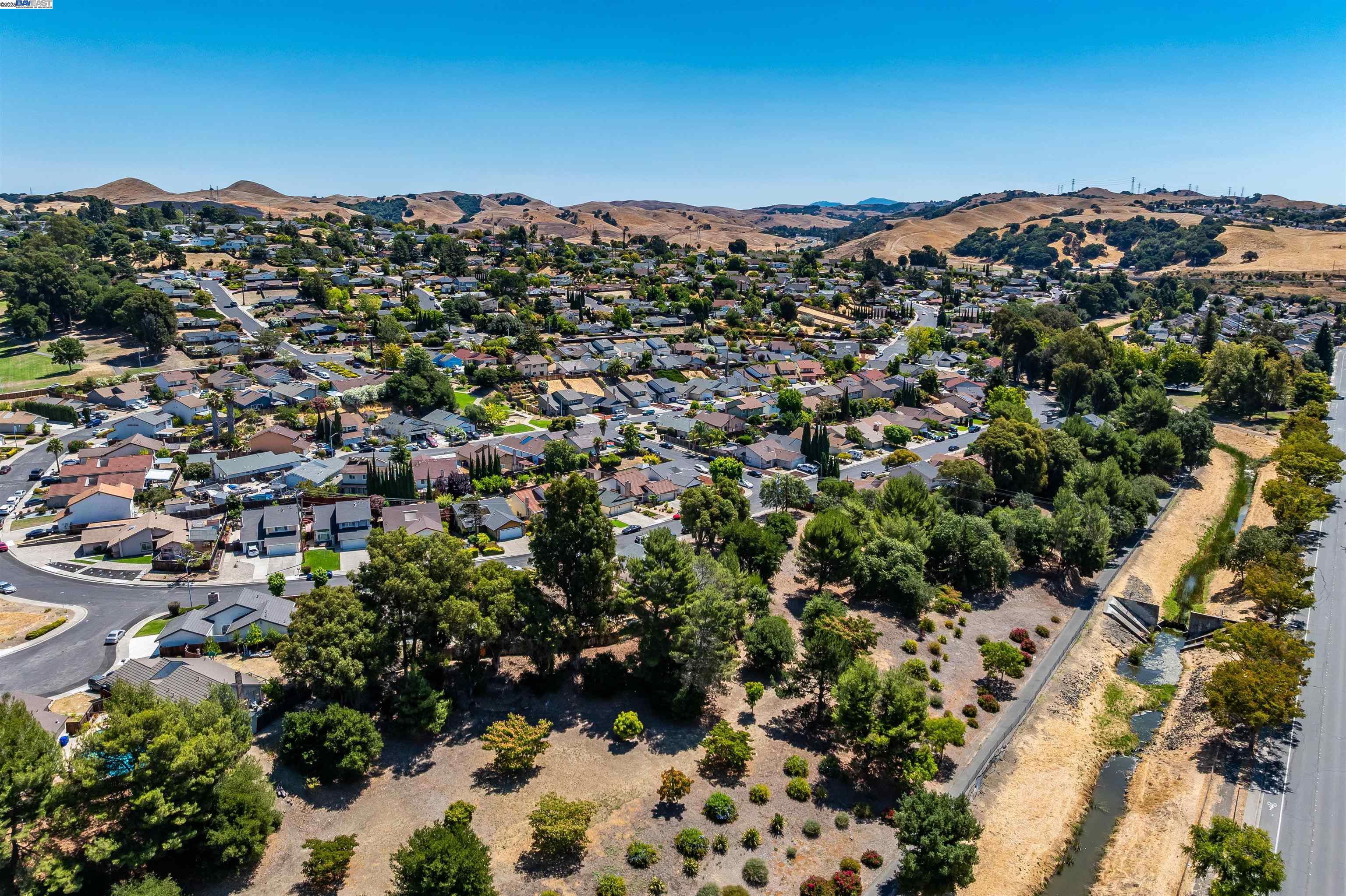 Detail Gallery Image 9 of 45 For 943 Coral Ridge Cir, Rodeo,  CA 94572 - 3 Beds | 2 Baths