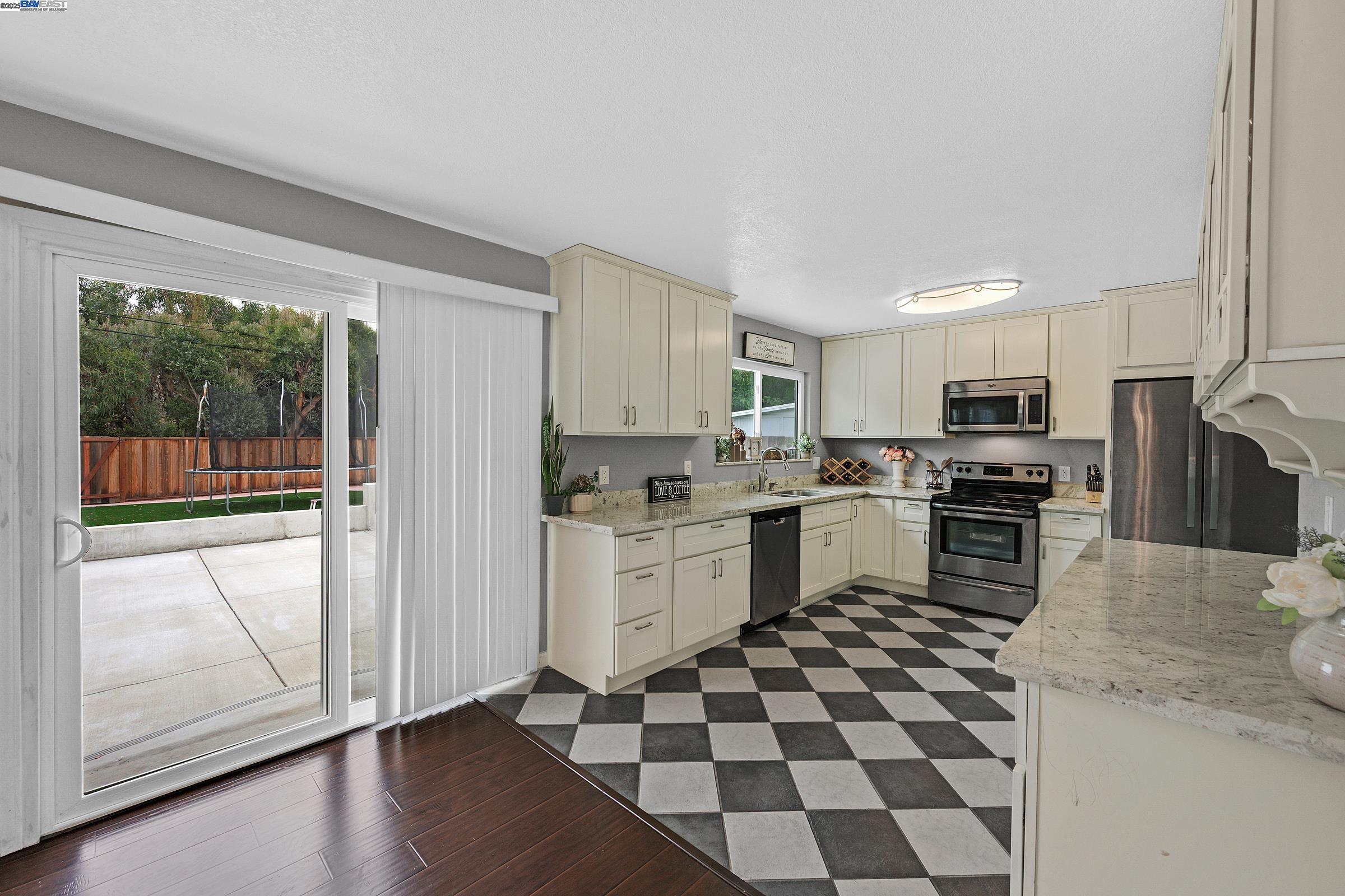 Detail Gallery Image 12 of 32 For 7845 Ironwood Dr, Dublin,  CA 94568 - 4 Beds | 2 Baths