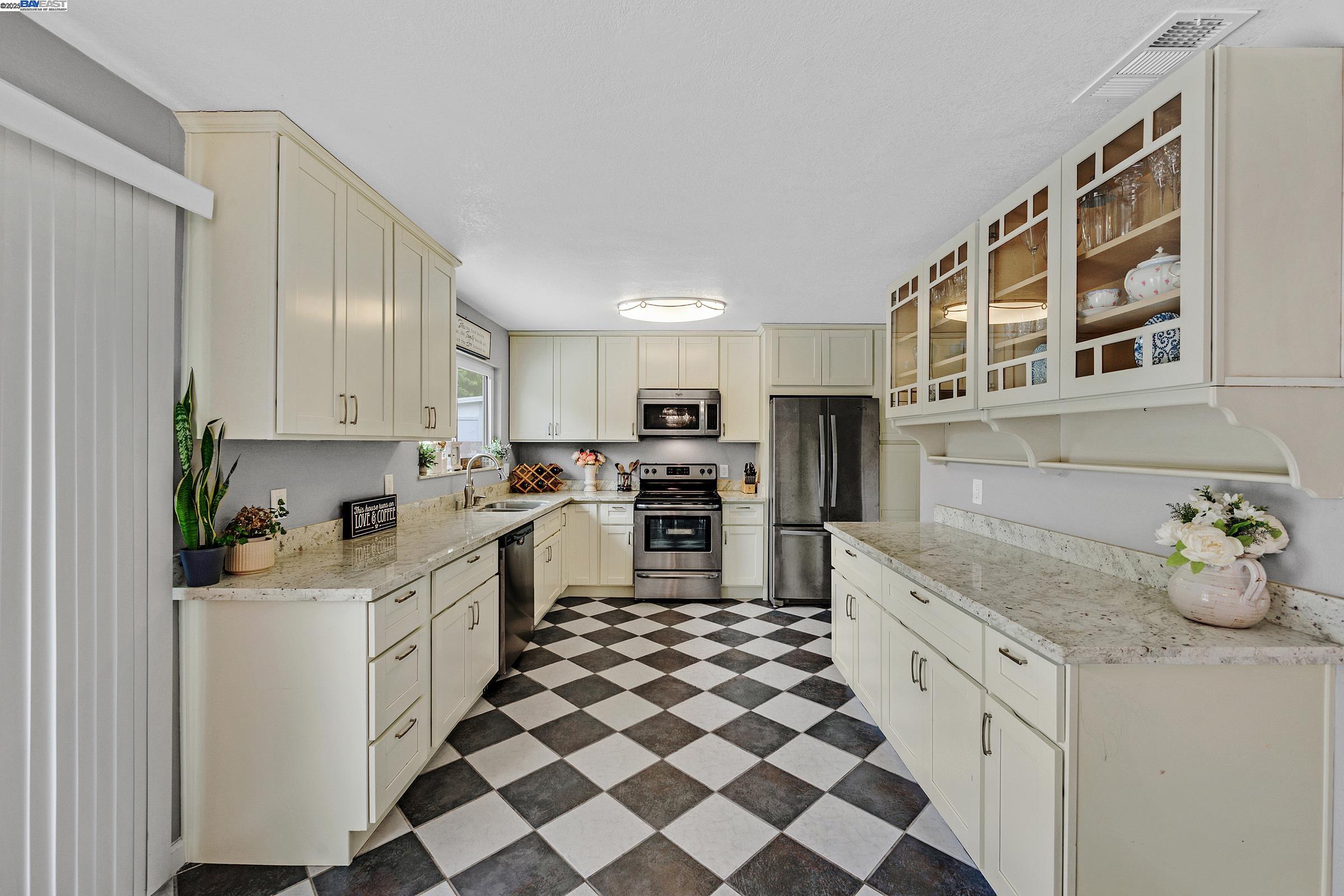 Detail Gallery Image 10 of 32 For 7845 Ironwood Dr, Dublin,  CA 94568 - 4 Beds | 2 Baths