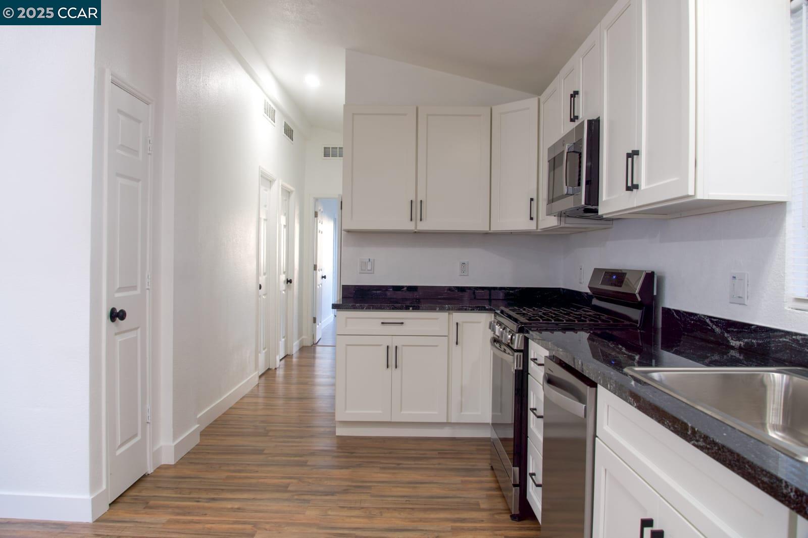 Detail Gallery Image 4 of 24 For 1314 Battery St, Richmond,  CA 94801 - 3 Beds | 2 Baths