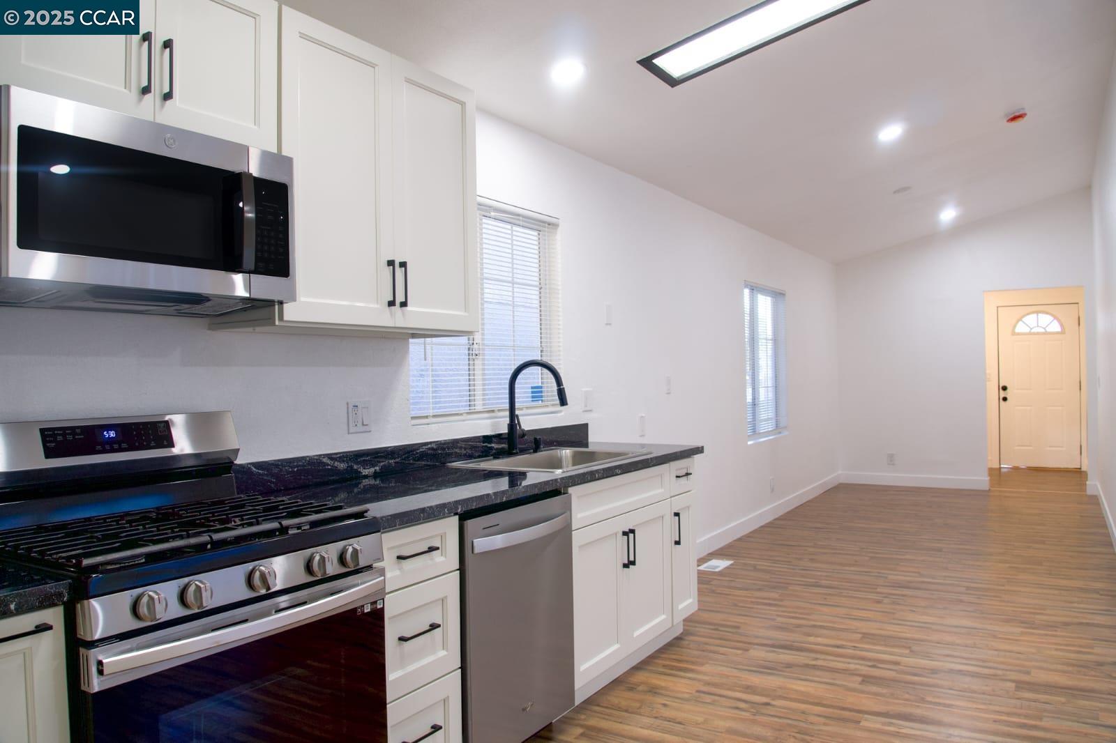 Detail Gallery Image 5 of 24 For 1314 Battery St, Richmond,  CA 94801 - 3 Beds | 2 Baths