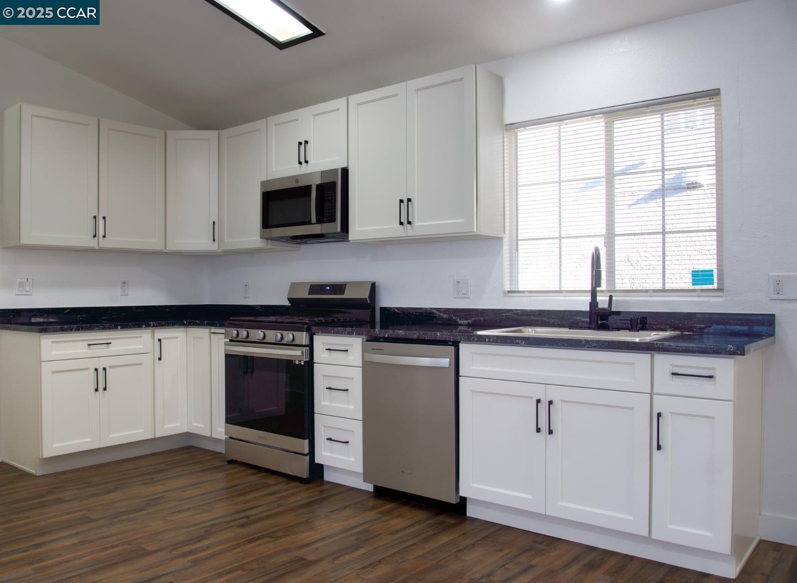 Detail Gallery Image 9 of 24 For 1314 Battery St, Richmond,  CA 94801 - 3 Beds | 2 Baths