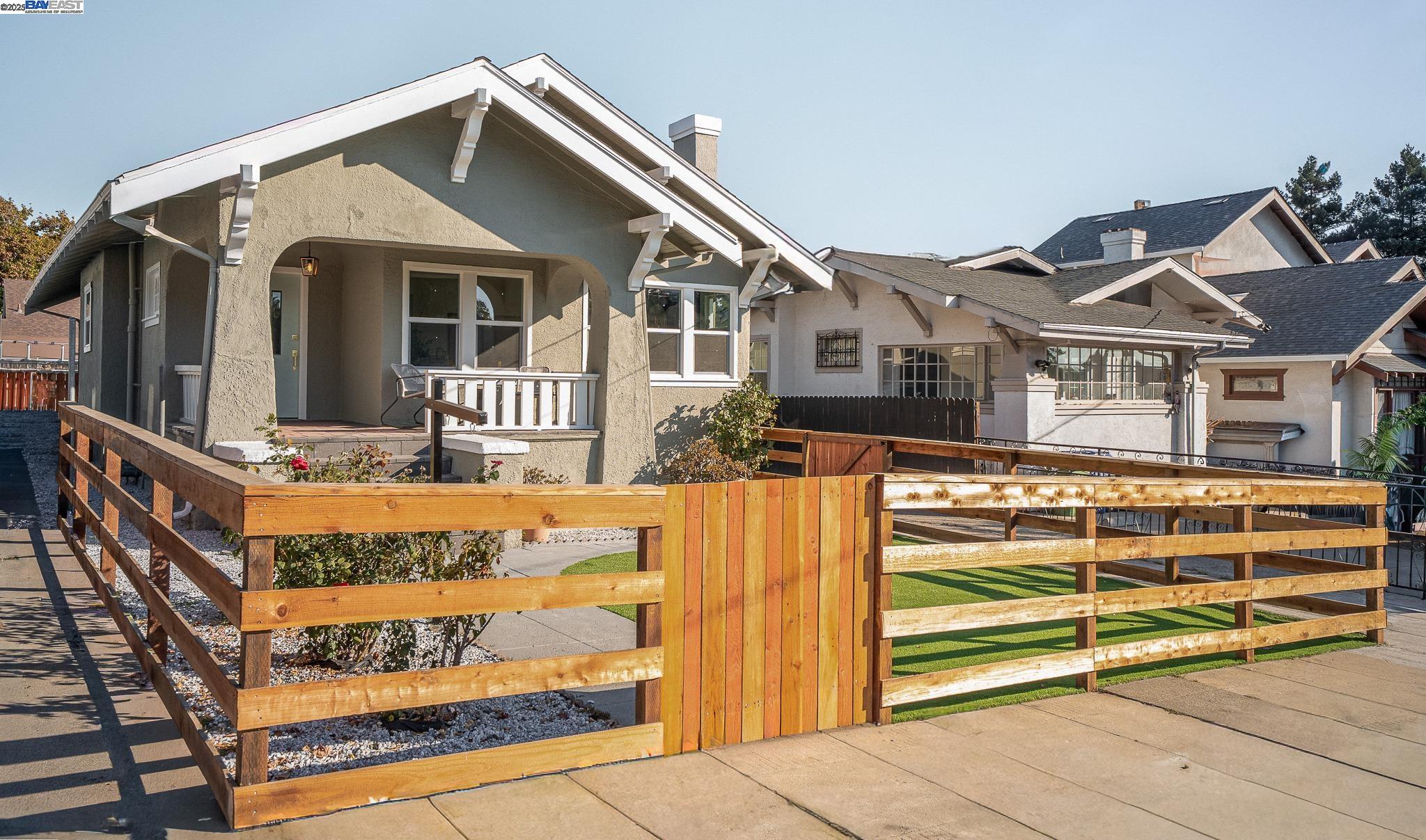 Detail Gallery Image 2 of 24 For 2232 Rosedale Ave, Oakland,  CA 94601 - 3 Beds | 3 Baths