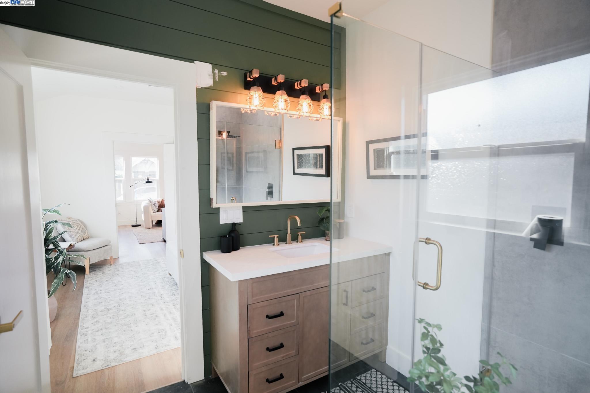 Detail Gallery Image 11 of 24 For 2232 Rosedale Ave, Oakland,  CA 94601 - 3 Beds | 3 Baths