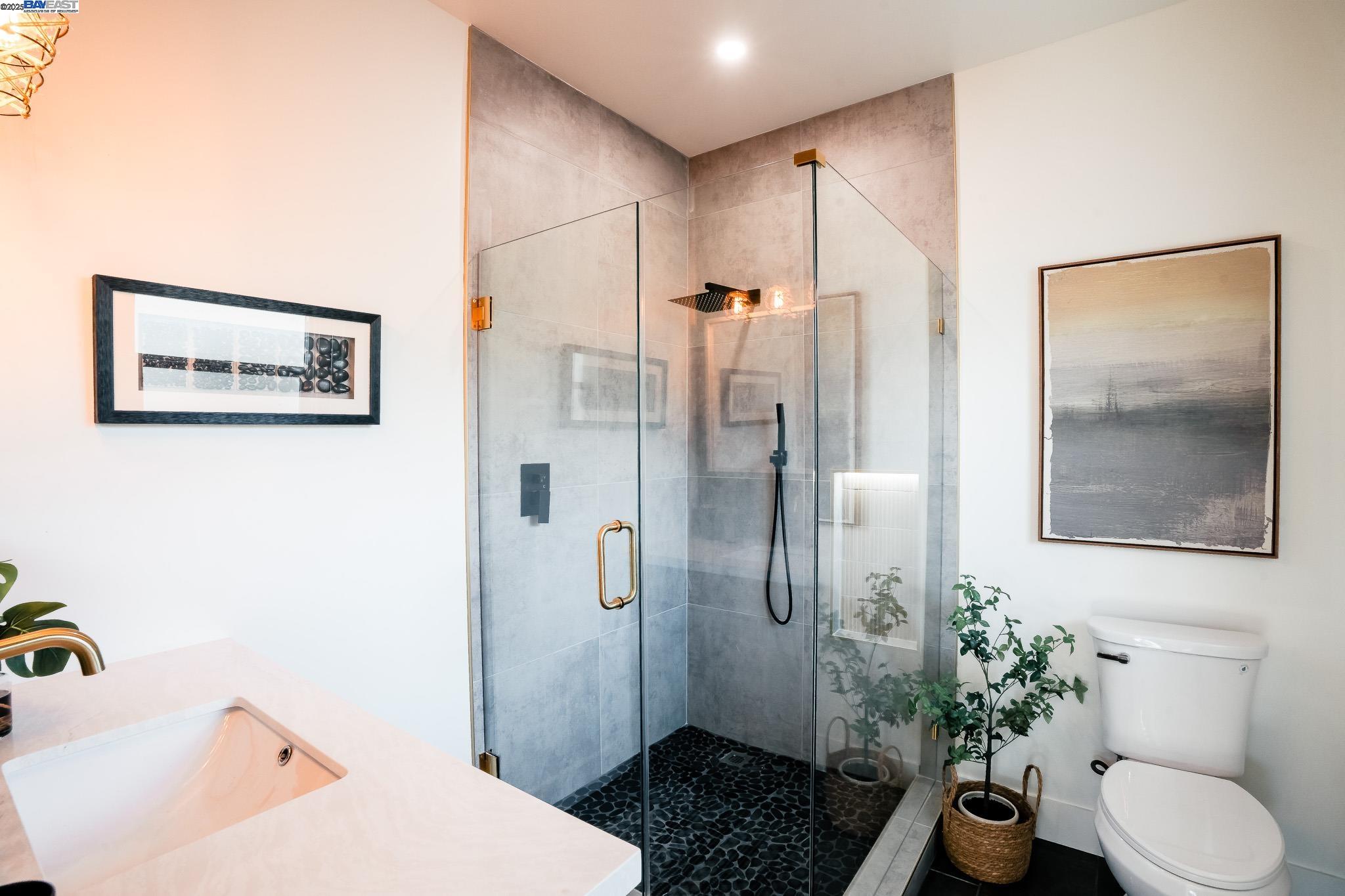 Detail Gallery Image 14 of 24 For 2232 Rosedale Ave, Oakland,  CA 94601 - 3 Beds | 3 Baths