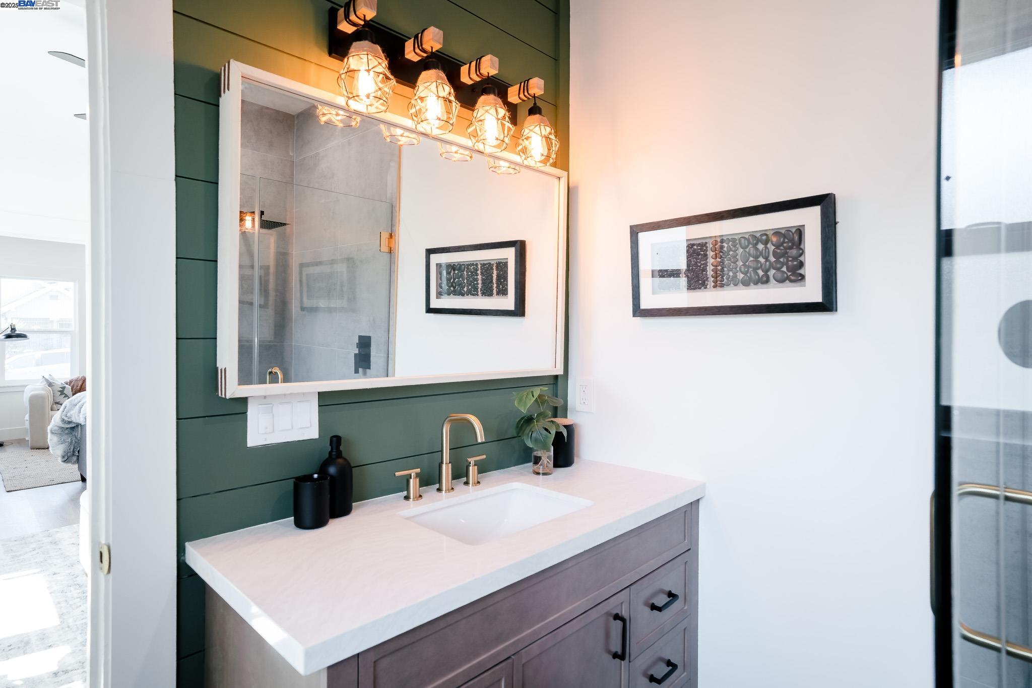 Detail Gallery Image 15 of 24 For 2232 Rosedale Ave, Oakland,  CA 94601 - 3 Beds | 3 Baths
