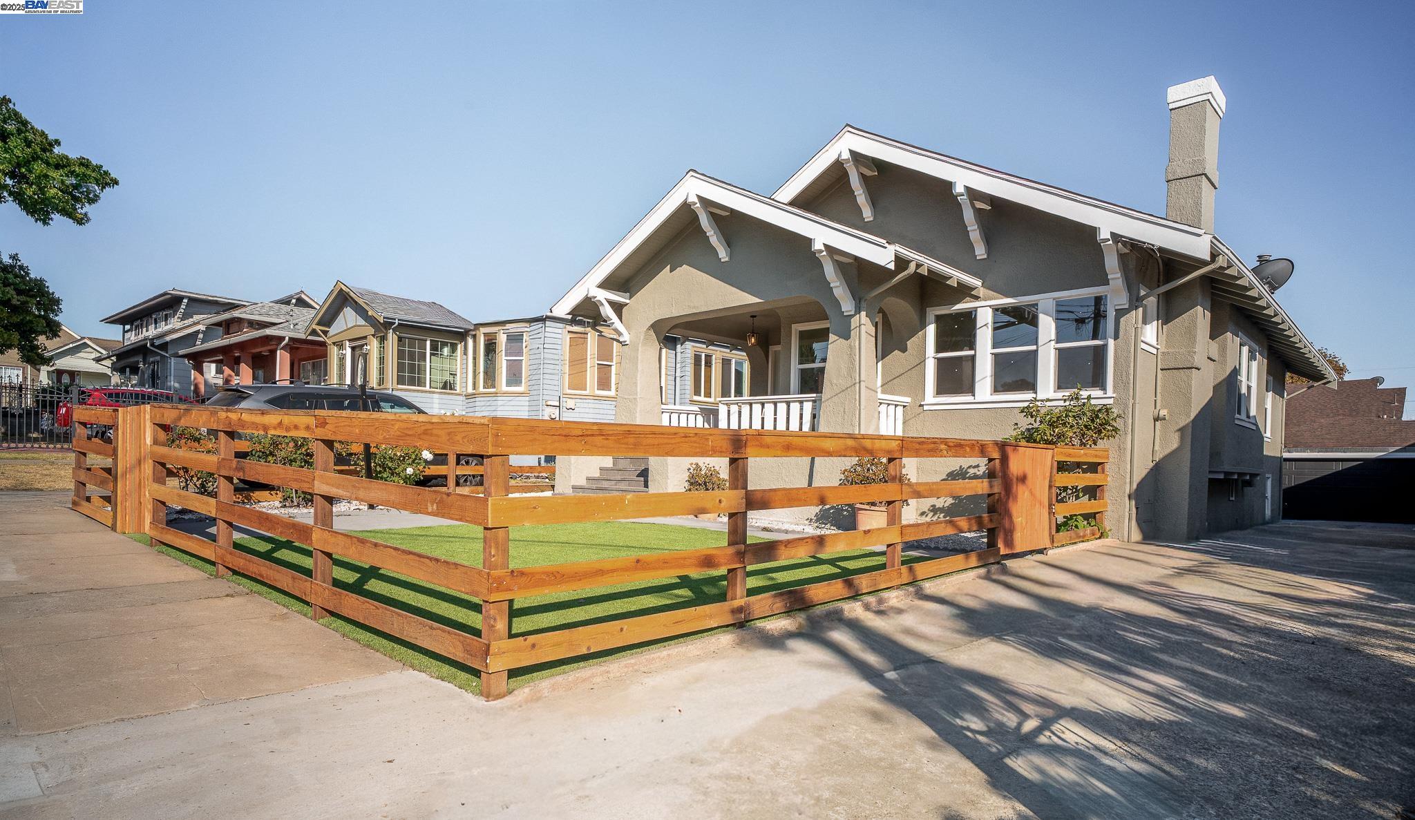 Detail Gallery Image 3 of 24 For 2232 Rosedale Ave, Oakland,  CA 94601 - 3 Beds | 3 Baths