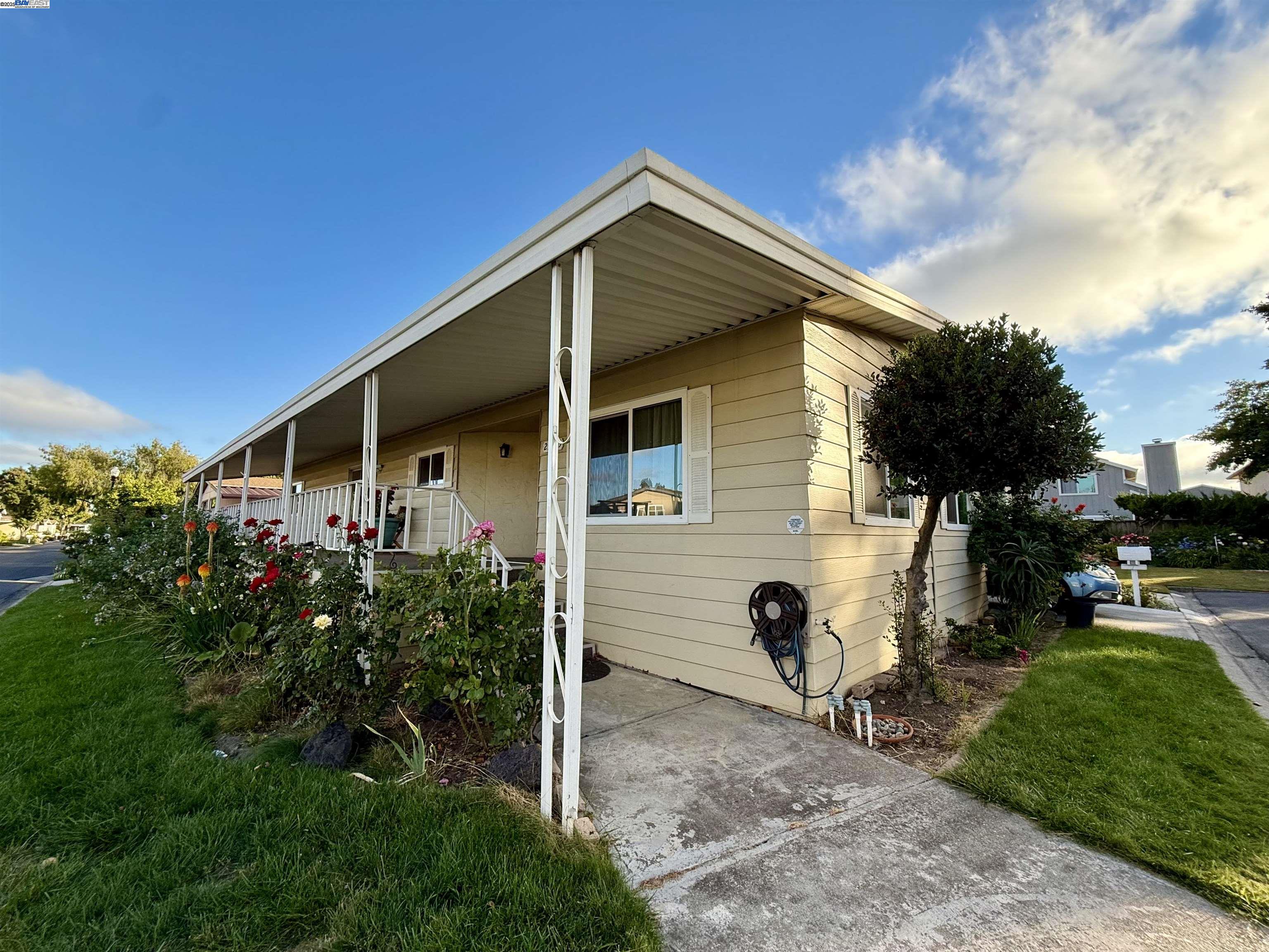 Detail Gallery Image 2 of 23 For 29255 Harpoon Way, Hayward,  CA 94544 - 2 Beds | 2 Baths
