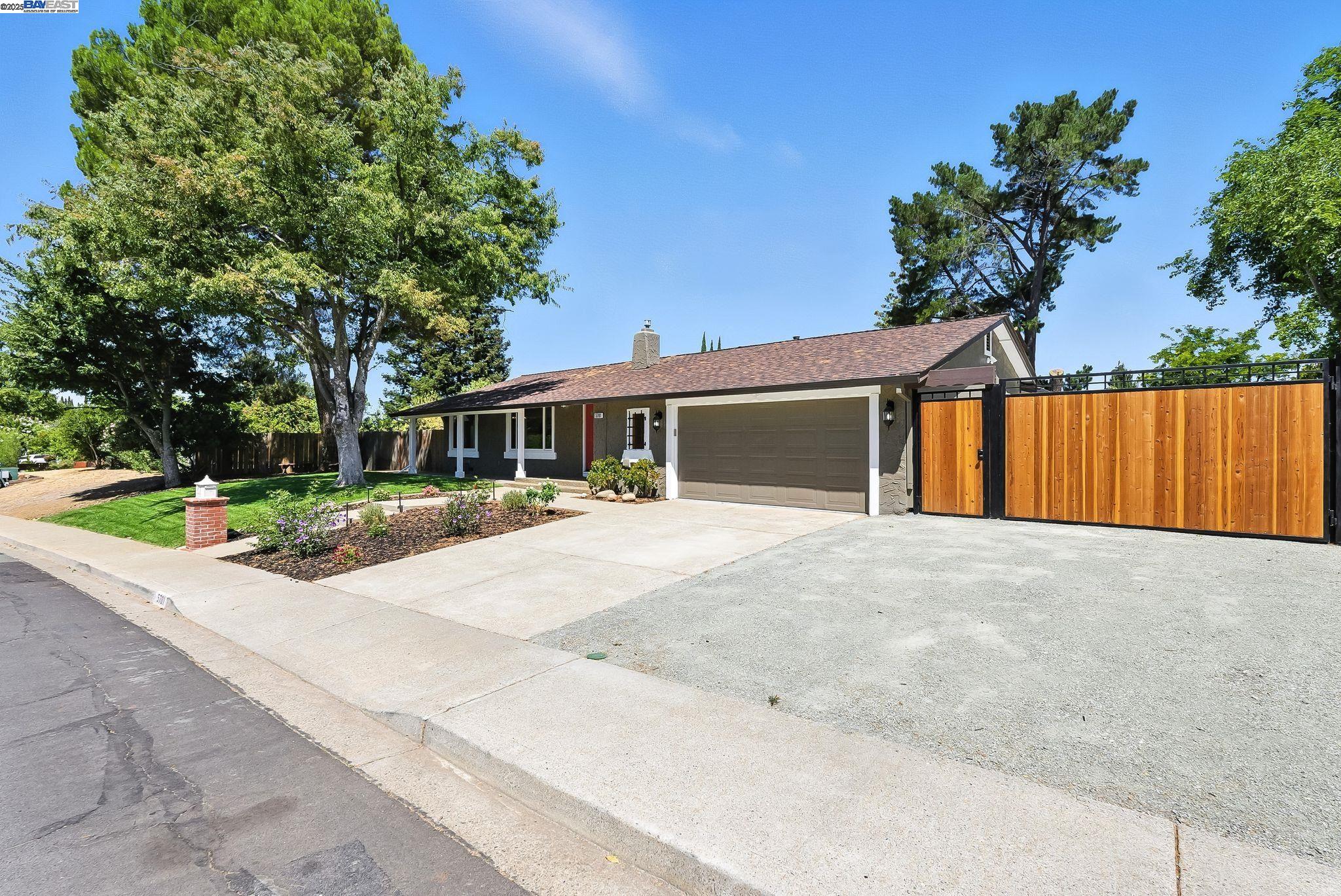 Detail Gallery Image 4 of 51 For 5701 Lewis Way, Concord,  CA 94521 - 4 Beds | 2/1 Baths