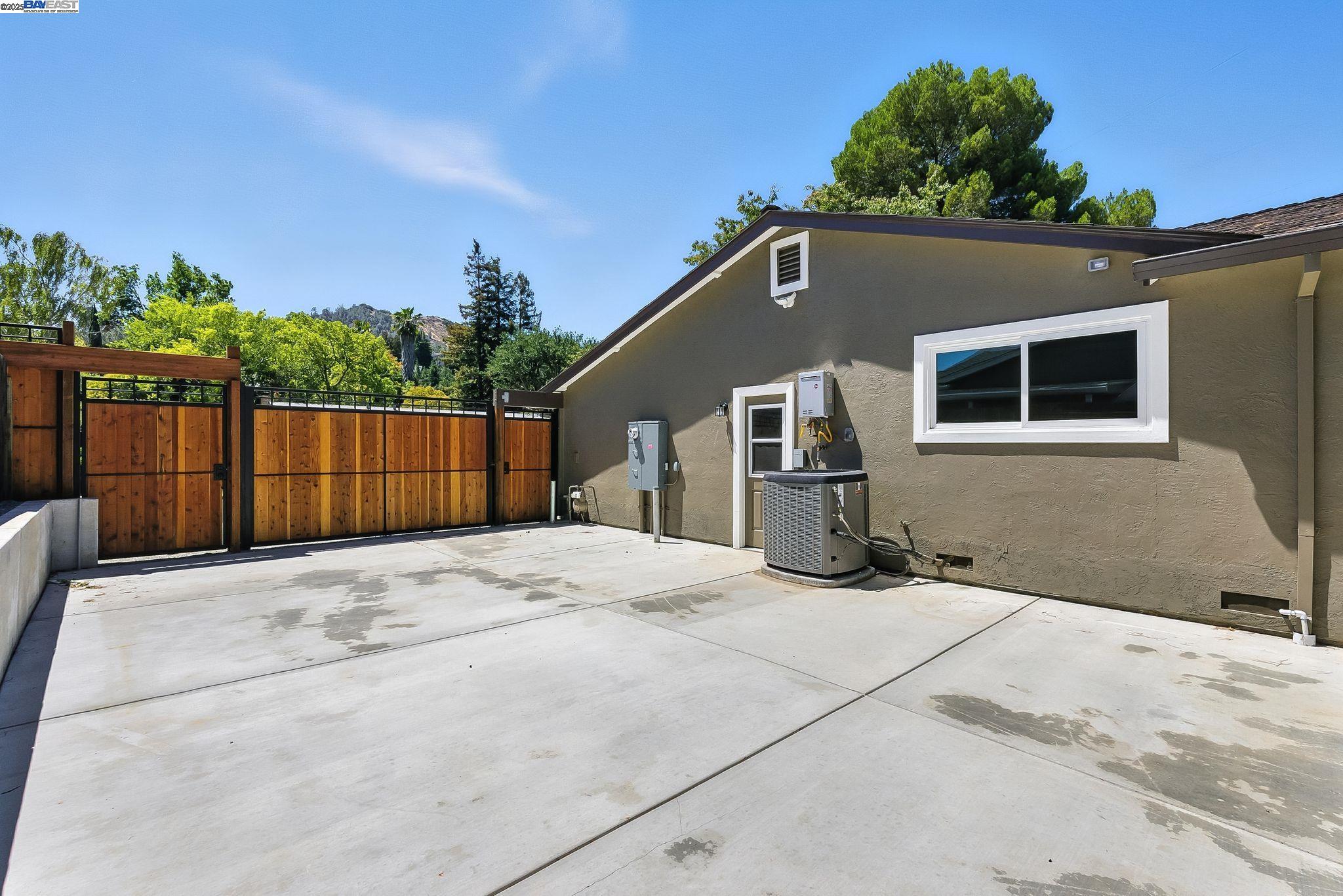 Detail Gallery Image 32 of 51 For 5701 Lewis Way, Concord,  CA 94521 - 4 Beds | 2/1 Baths