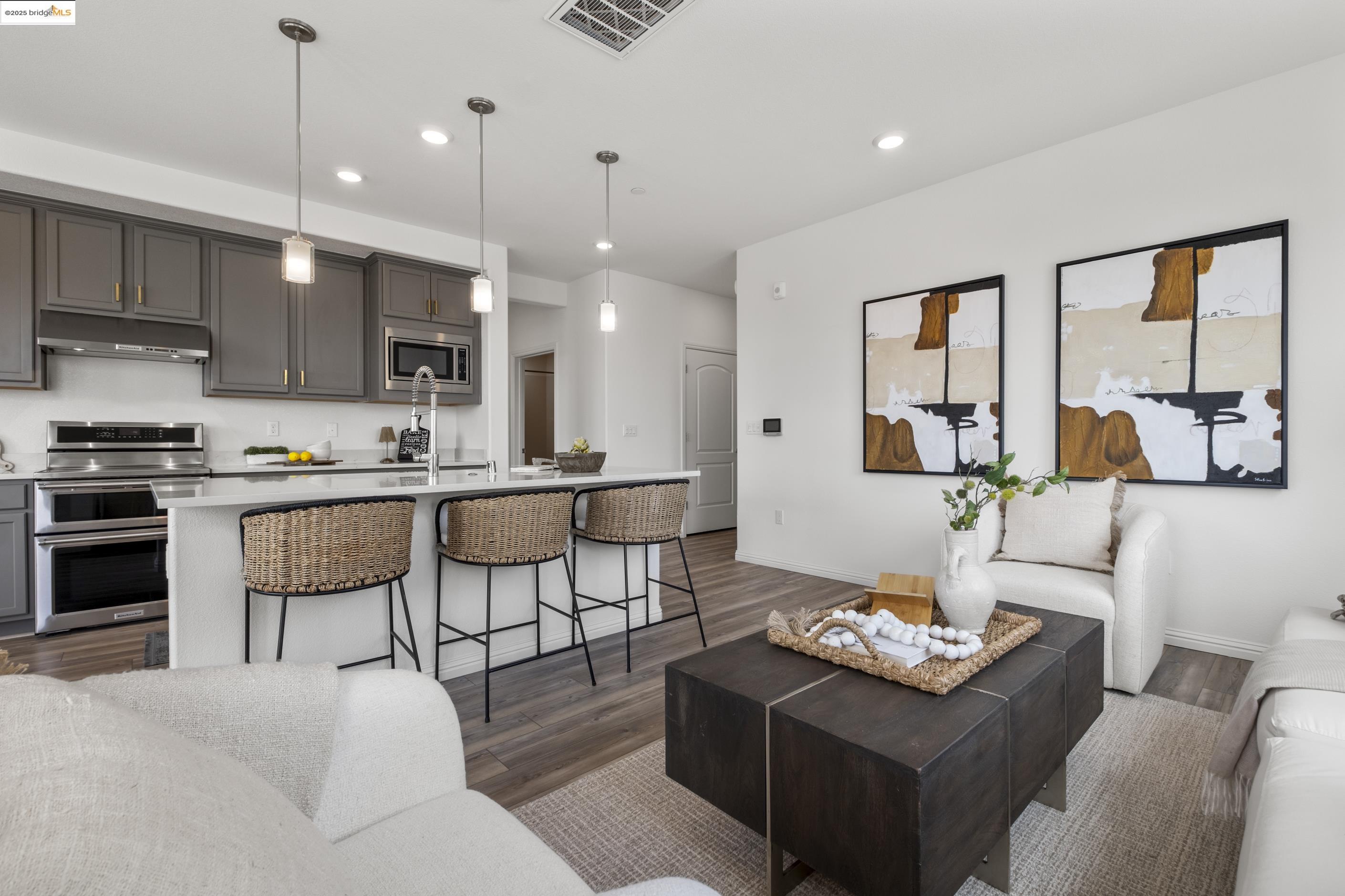 Detail Gallery Image 4 of 44 For 2818 Fifth Street, Alameda,  CA 94501 - 2 Beds | 2 Baths