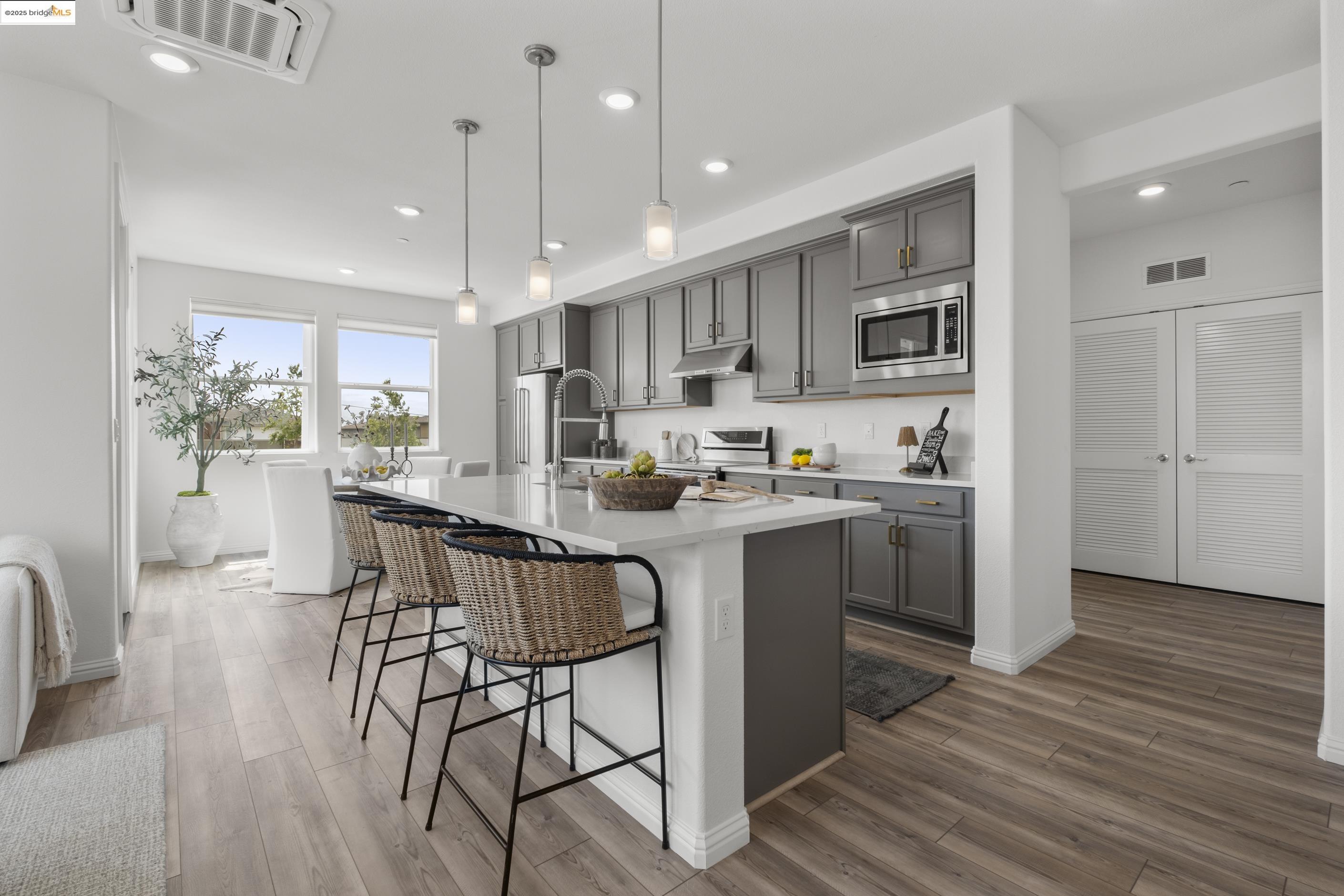 Detail Gallery Image 5 of 44 For 2818 Fifth Street, Alameda,  CA 94501 - 2 Beds | 2 Baths