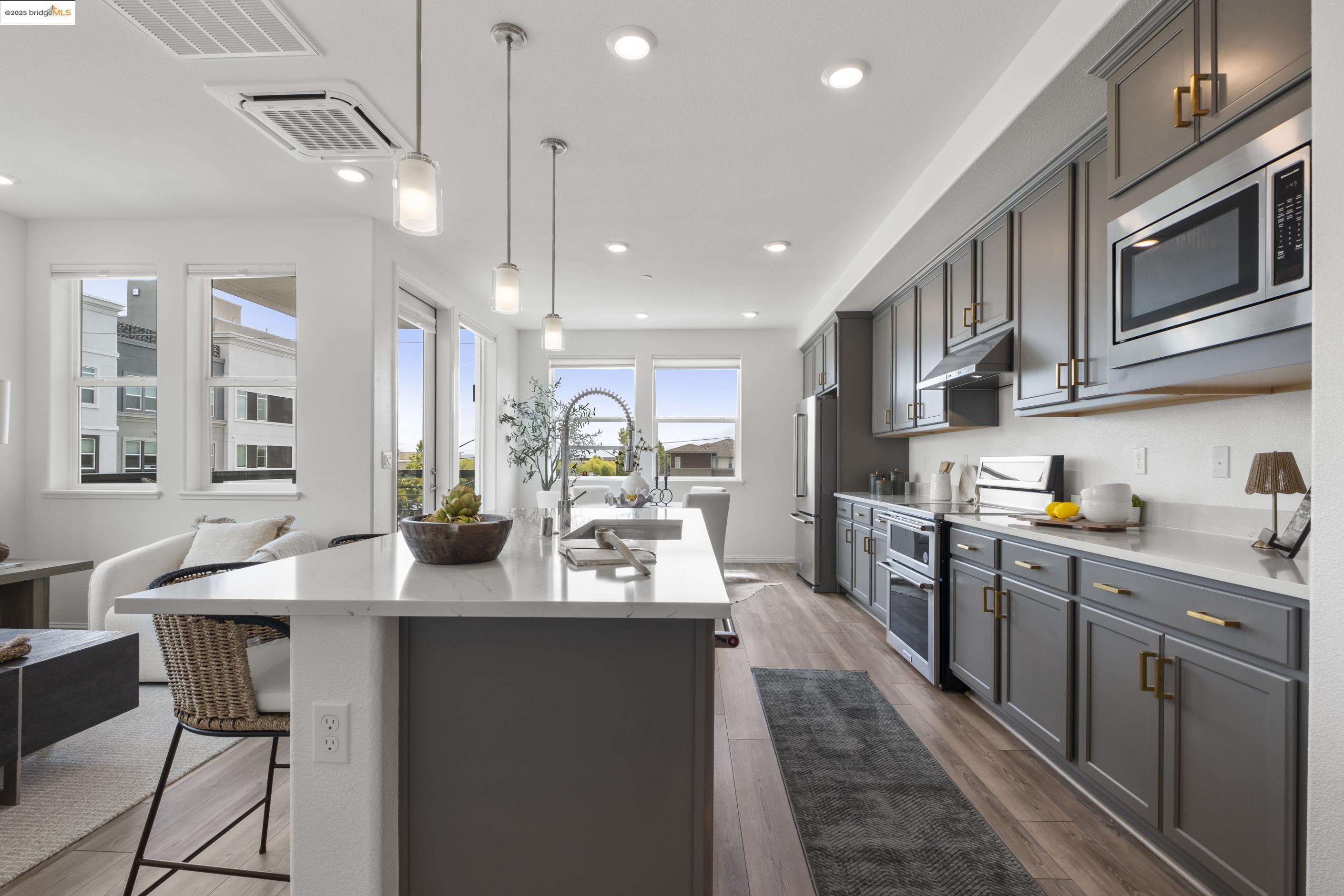 Detail Gallery Image 6 of 44 For 2818 Fifth Street, Alameda,  CA 94501 - 2 Beds | 2 Baths