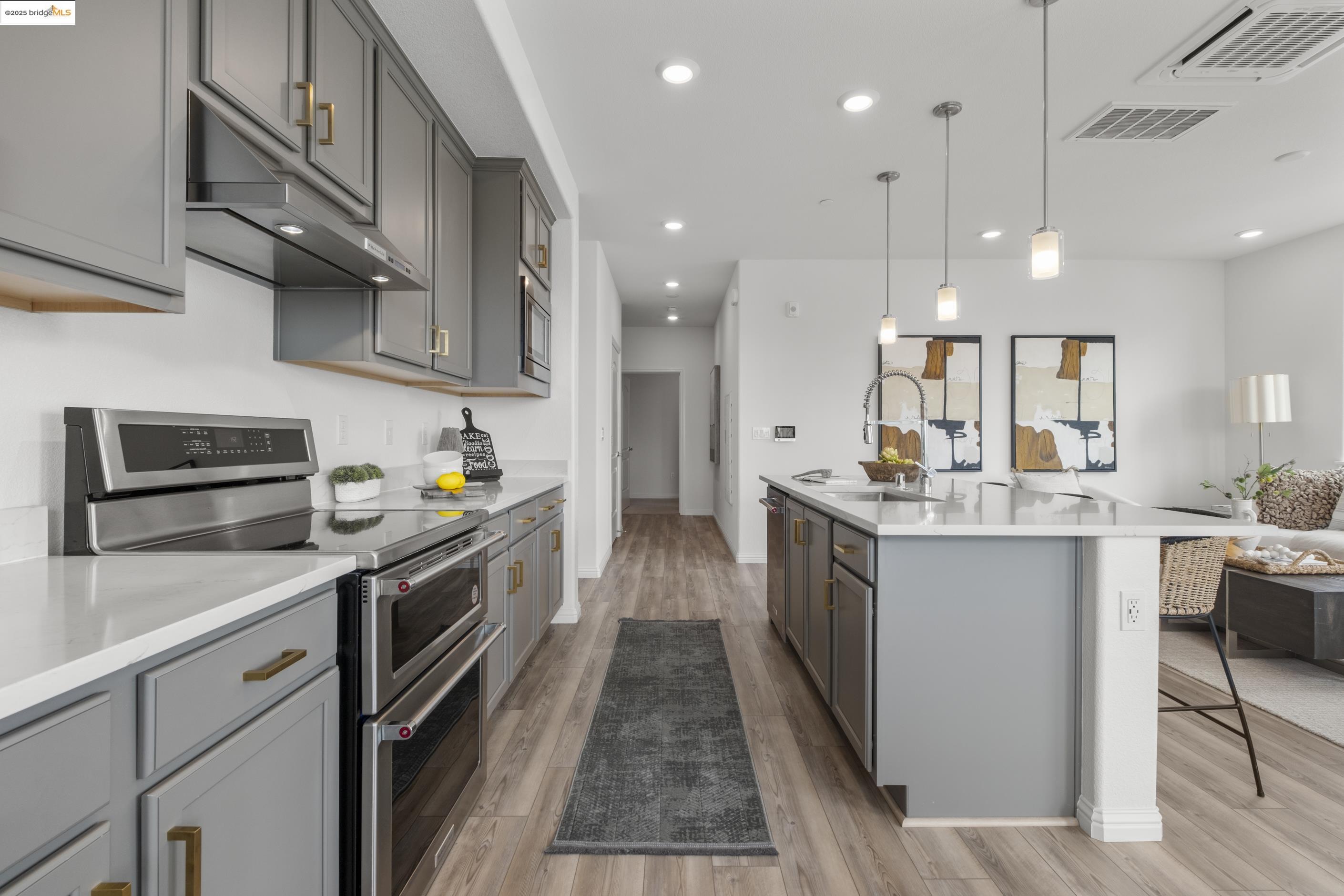 Detail Gallery Image 8 of 44 For 2818 Fifth Street, Alameda,  CA 94501 - 2 Beds | 2 Baths