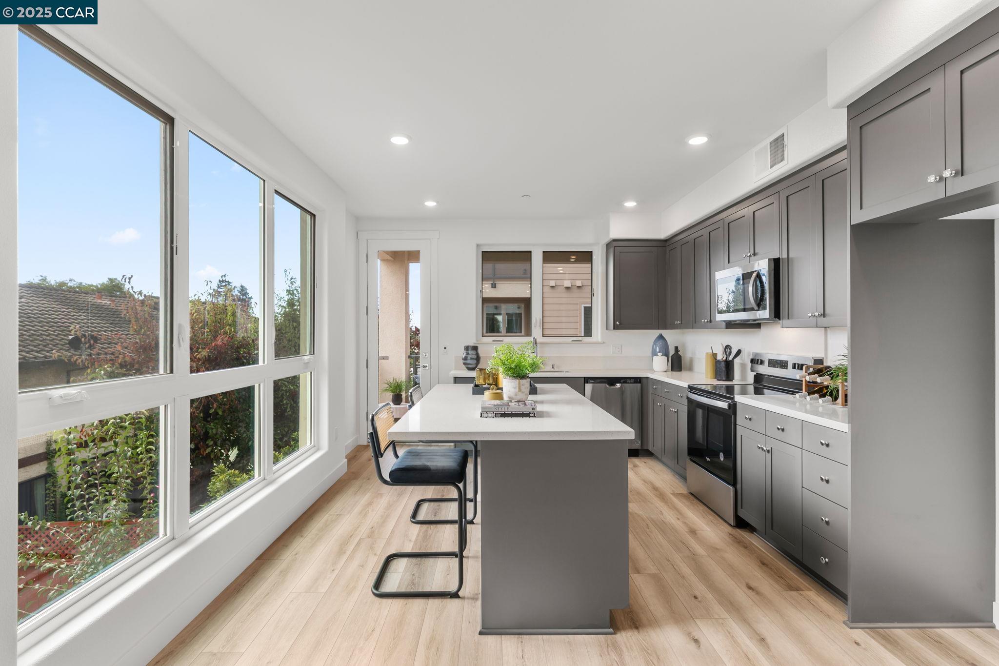 Detail Gallery Image 13 of 39 For 27276 Cosmo Ct, Hayward,  CA 94541 - 3 Beds | 2/1 Baths