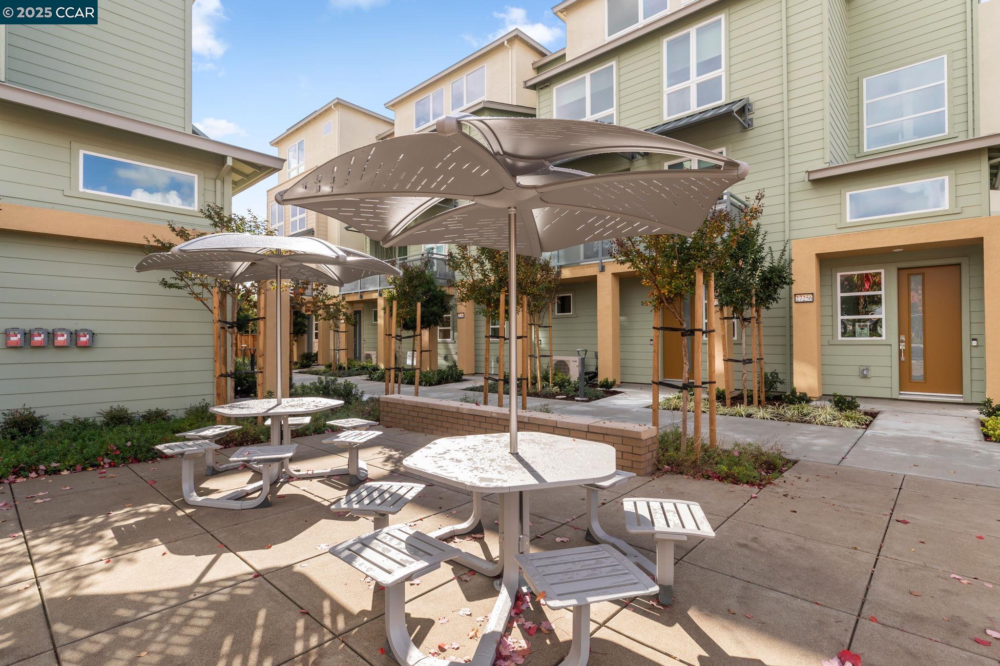 Detail Gallery Image 3 of 39 For 27276 Cosmo Ct, Hayward,  CA 94541 - 3 Beds | 2/1 Baths