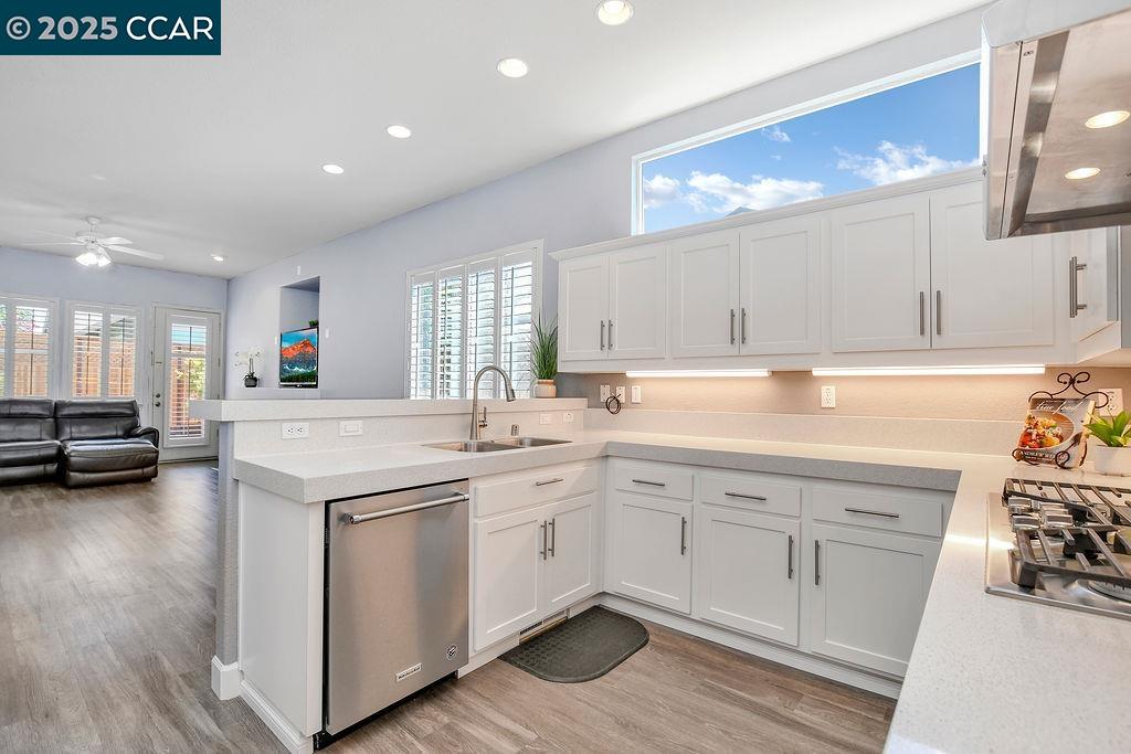 Detail Gallery Image 11 of 30 For 7782 Foppiano Way, Windsor,  CA 95492 - 4 Beds | 2 Baths