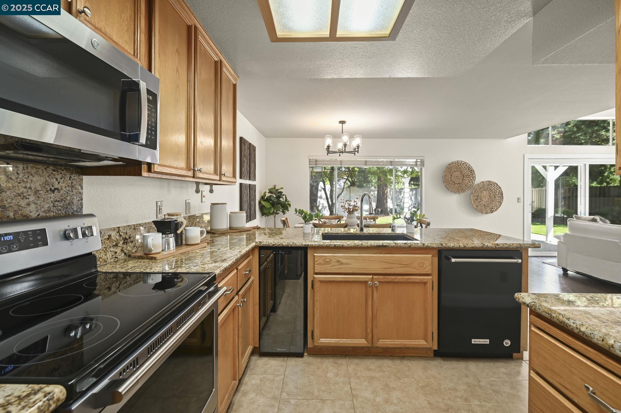 Detail Gallery Image 8 of 47 For 3705 Rose Rock Cir, Pleasanton,  CA 94588 - 4 Beds | 2/1 Baths