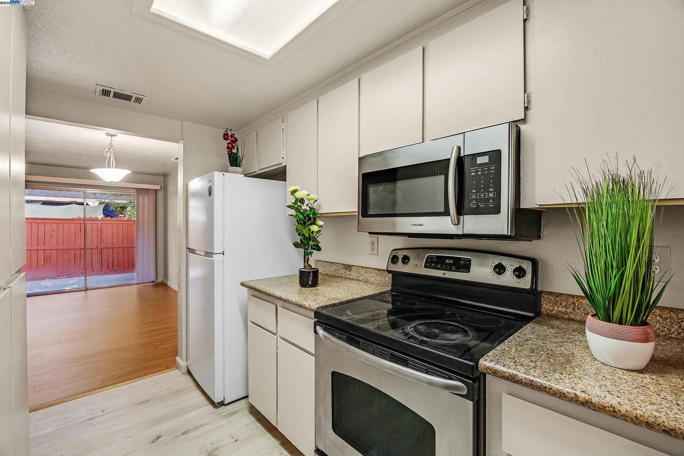 Detail Gallery Image 10 of 46 For 1941 Grande Cir #54,  Fairfield,  CA 94533 - 2 Beds | 1/1 Baths