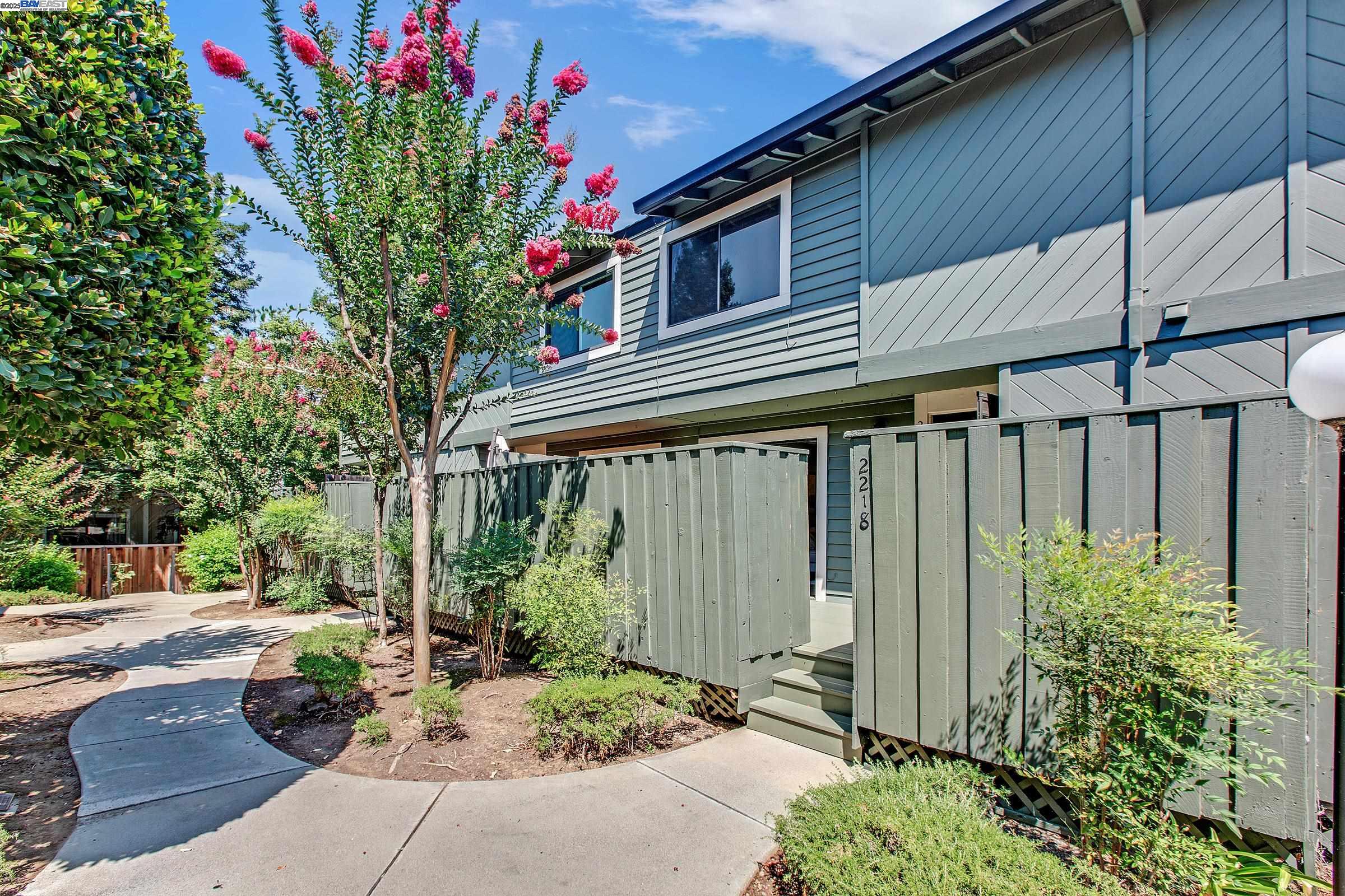 Detail Gallery Image 2 of 32 For 2218 Fazeli Court, Campbell,  CA 95008 - 2 Beds | 2/1 Baths