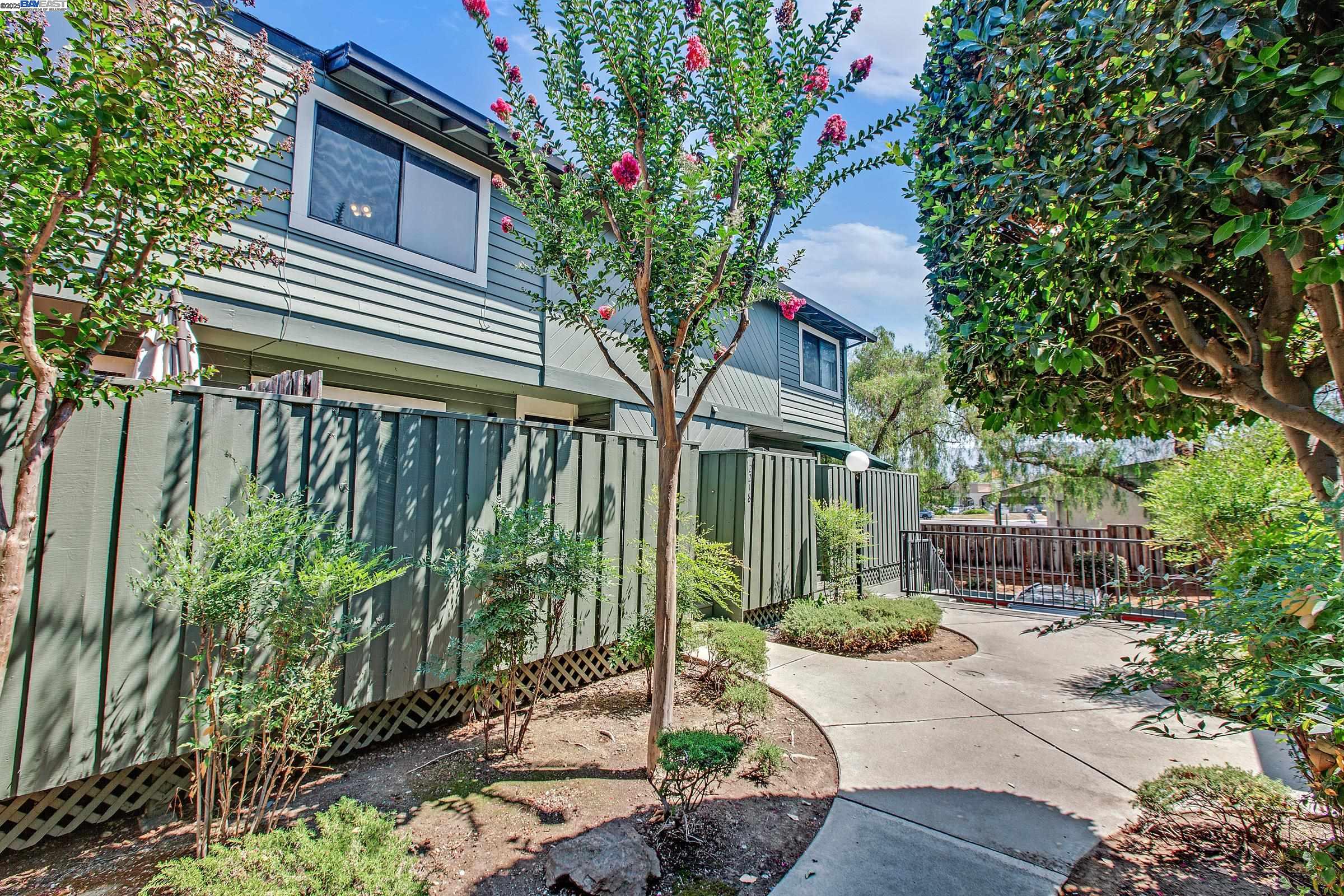 Detail Gallery Image 3 of 32 For 2218 Fazeli Court, Campbell,  CA 95008 - 2 Beds | 2/1 Baths