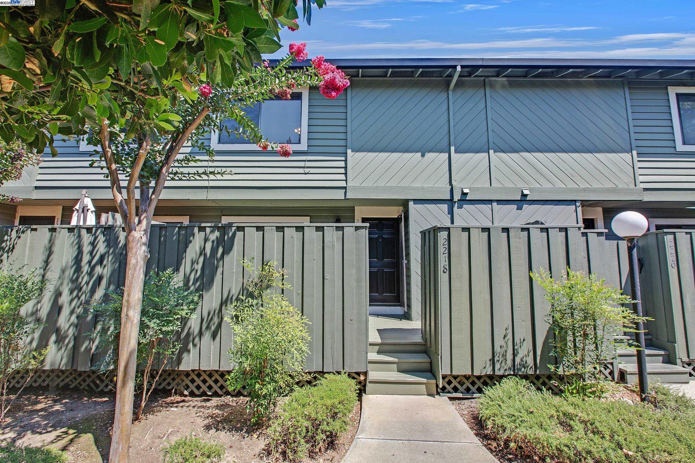 Detail Gallery Image 4 of 32 For 2218 Fazeli Court, Campbell,  CA 95008 - 2 Beds | 2/1 Baths