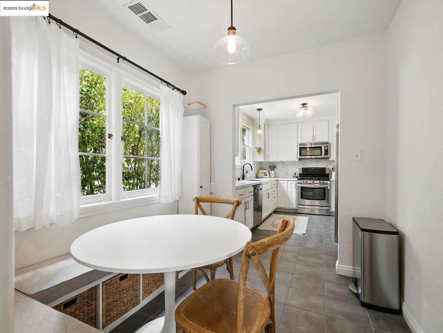 Detail Gallery Image 14 of 45 For 3712 Maple Ave, Oakland,  CA 94602 - 3 Beds | 2 Baths