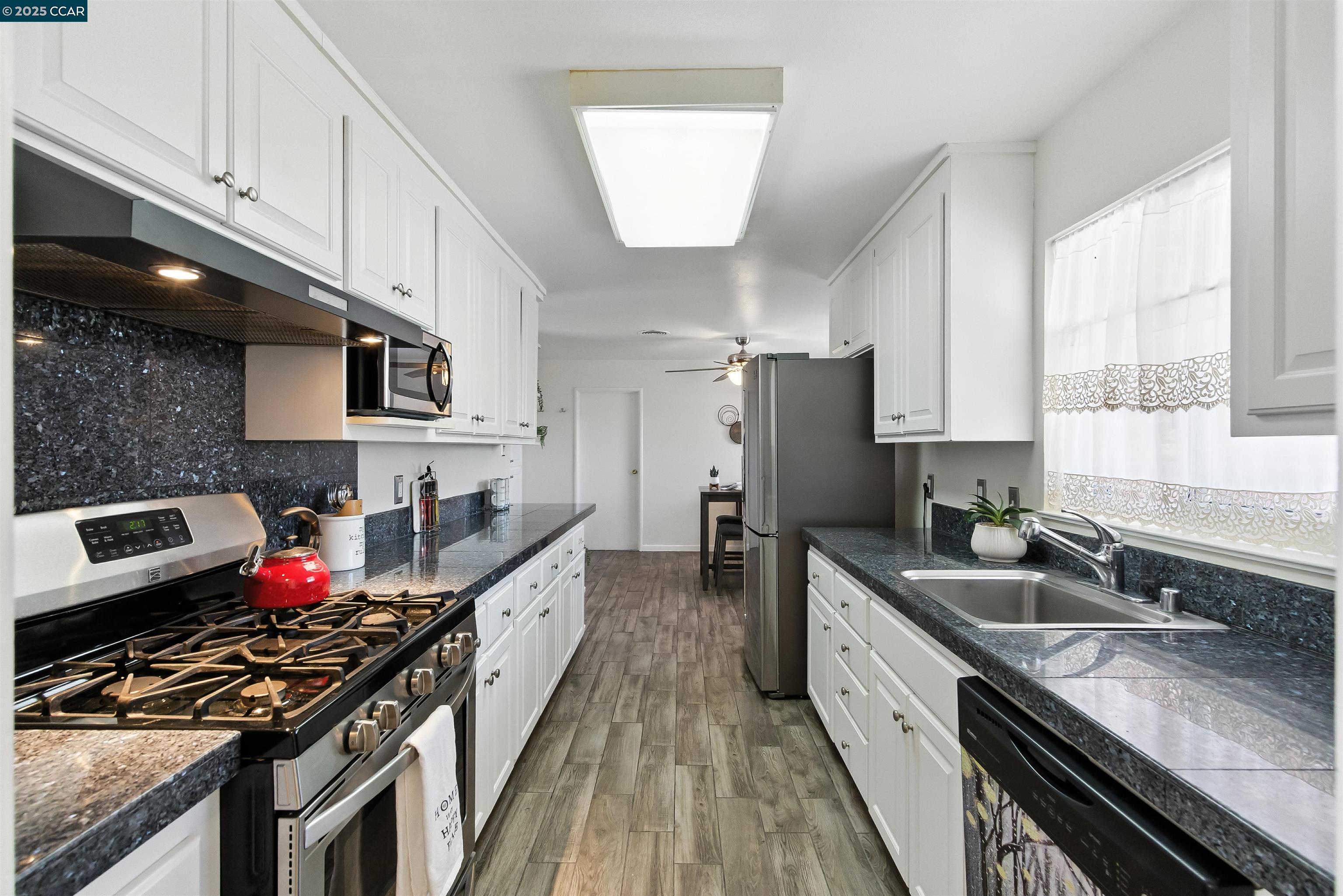 Detail Gallery Image 5 of 38 For 1201 Valle Vista Ave, Vallejo,  CA 94589-2826 - 3 Beds | 2 Baths