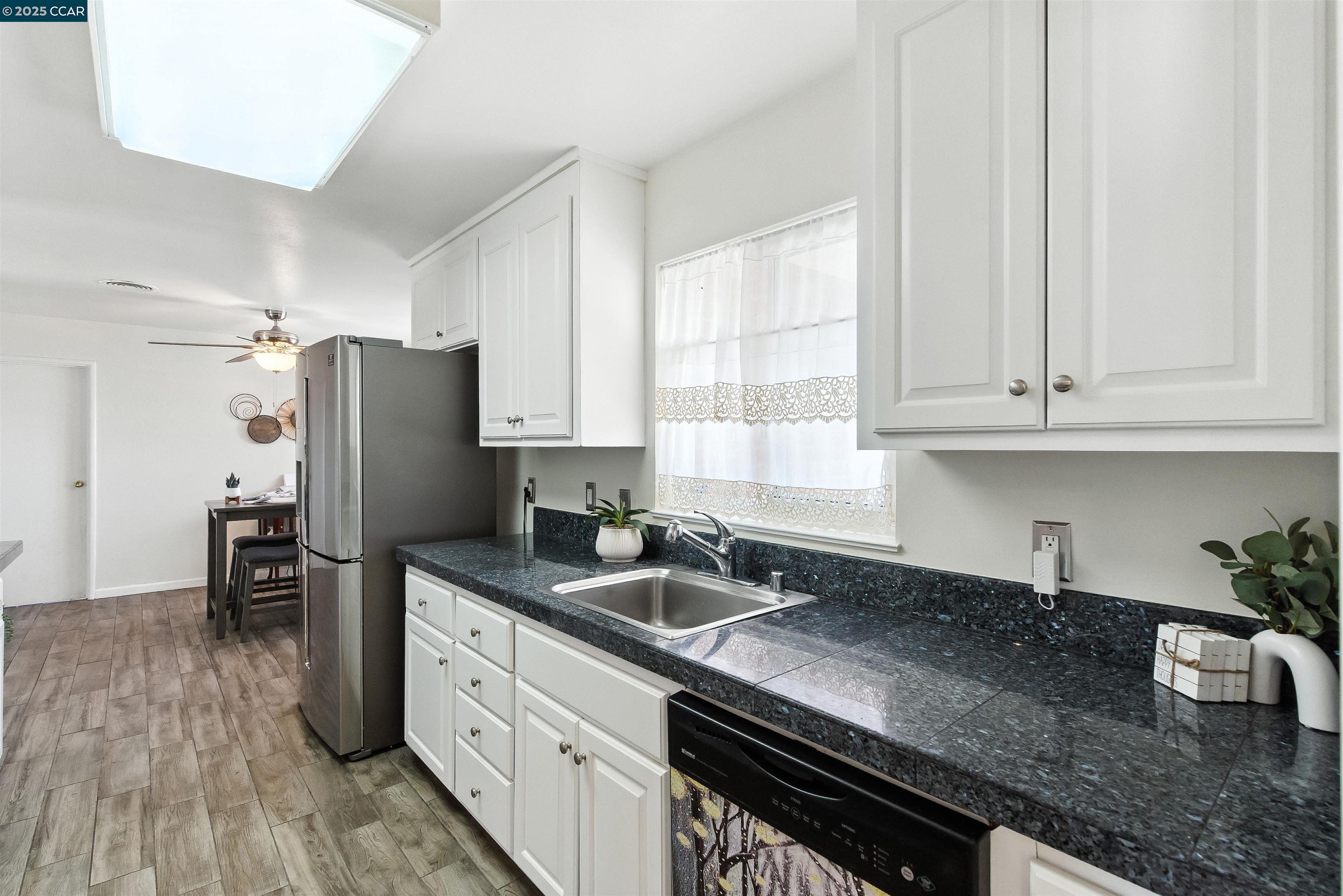 Detail Gallery Image 6 of 38 For 1201 Valle Vista Ave, Vallejo,  CA 94589-2826 - 3 Beds | 2 Baths