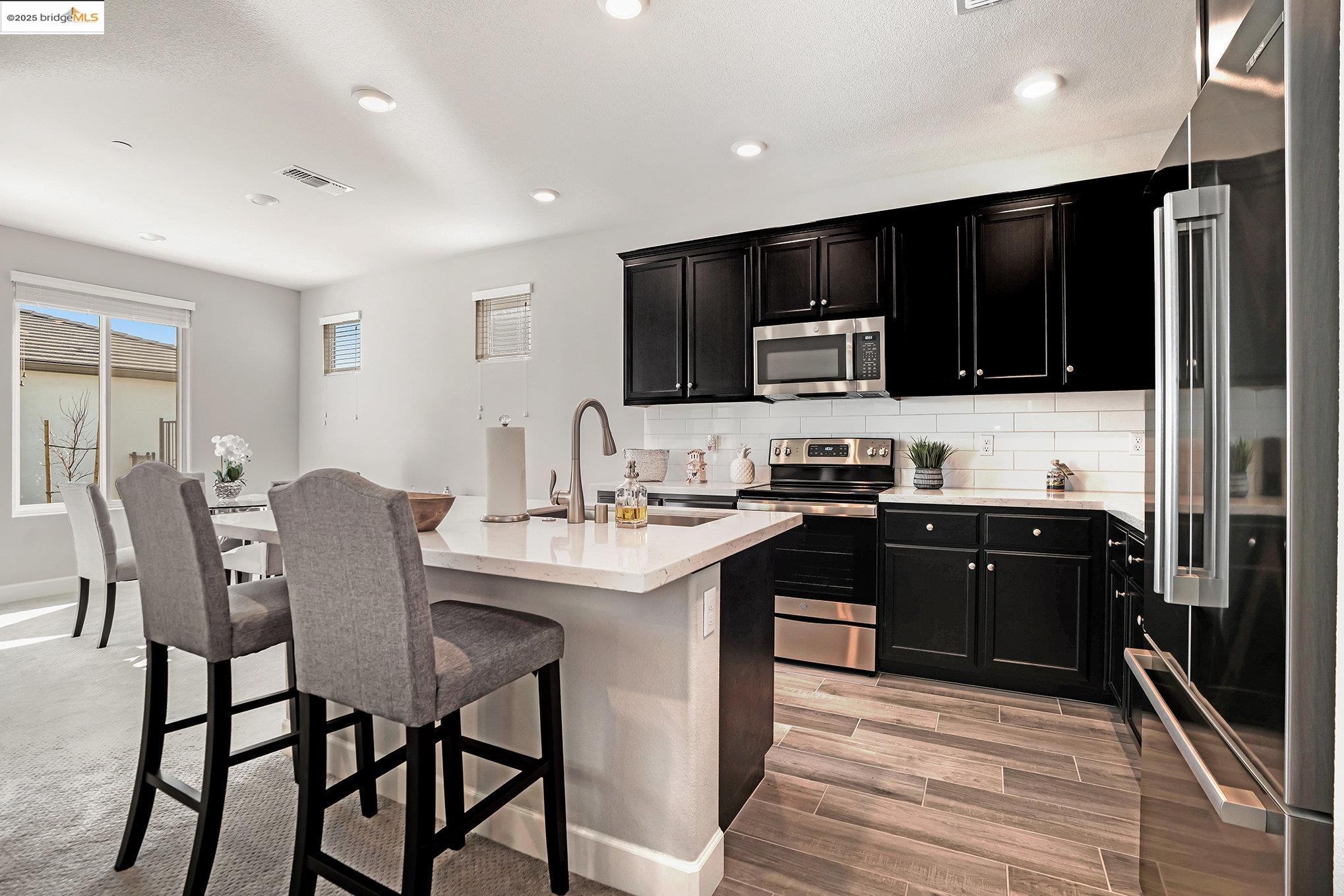 Detail Gallery Image 4 of 25 For 102 Coral St, Brentwood,  CA 94513 - 2 Beds | 2 Baths
