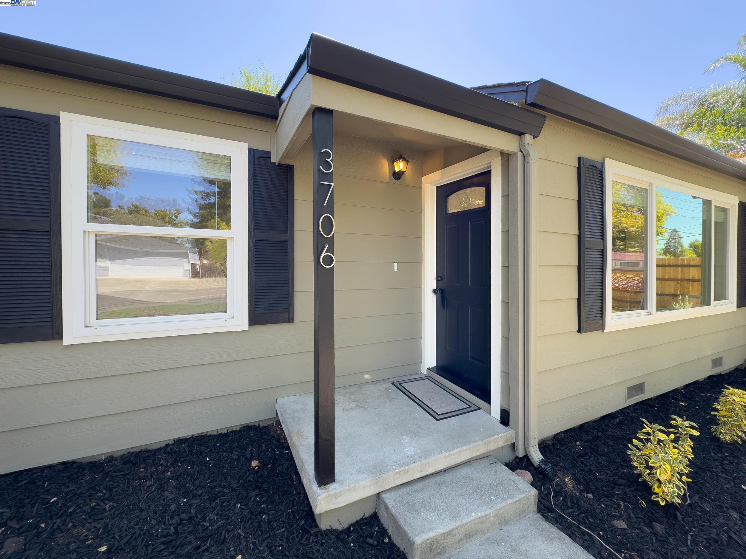 Detail Gallery Image 2 of 14 For 3706 Los Flores Ave, Concord,  CA 94519 - 2 Beds | 1 Baths