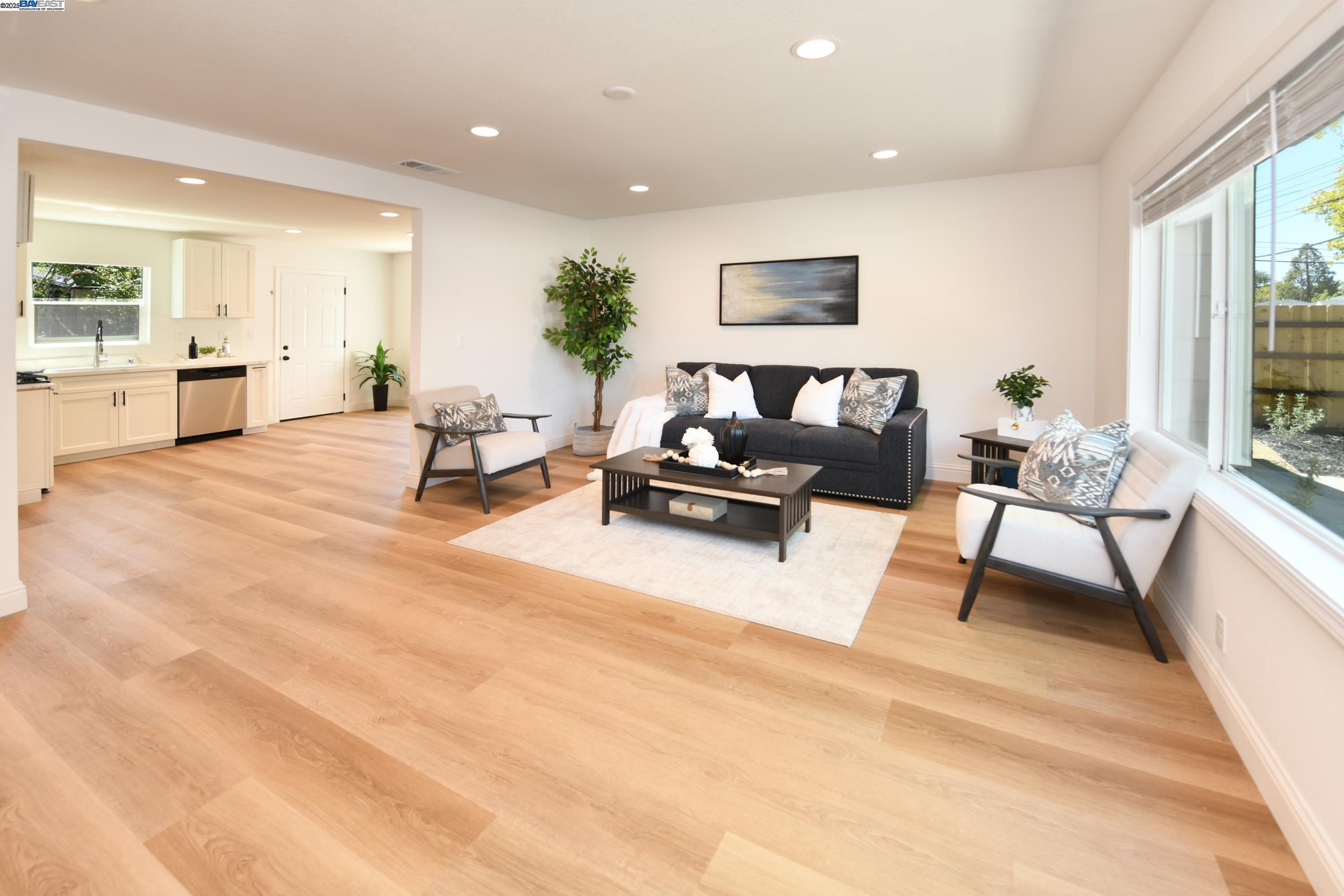 Detail Gallery Image 3 of 14 For 3706 Los Flores Ave, Concord,  CA 94519 - 2 Beds | 1 Baths